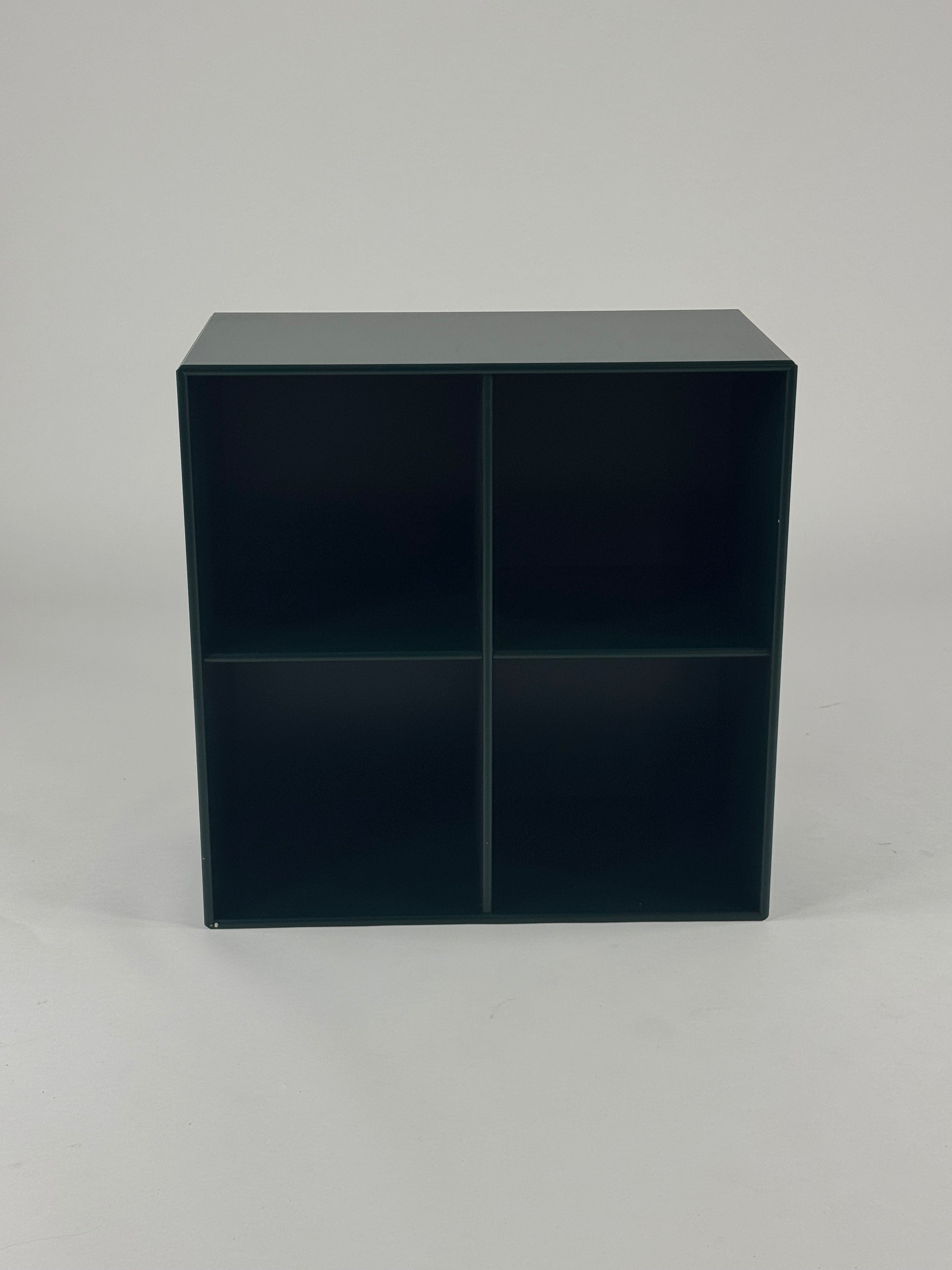 Montana 1112 Skab – Mørkegrøn 70x70x38 cm