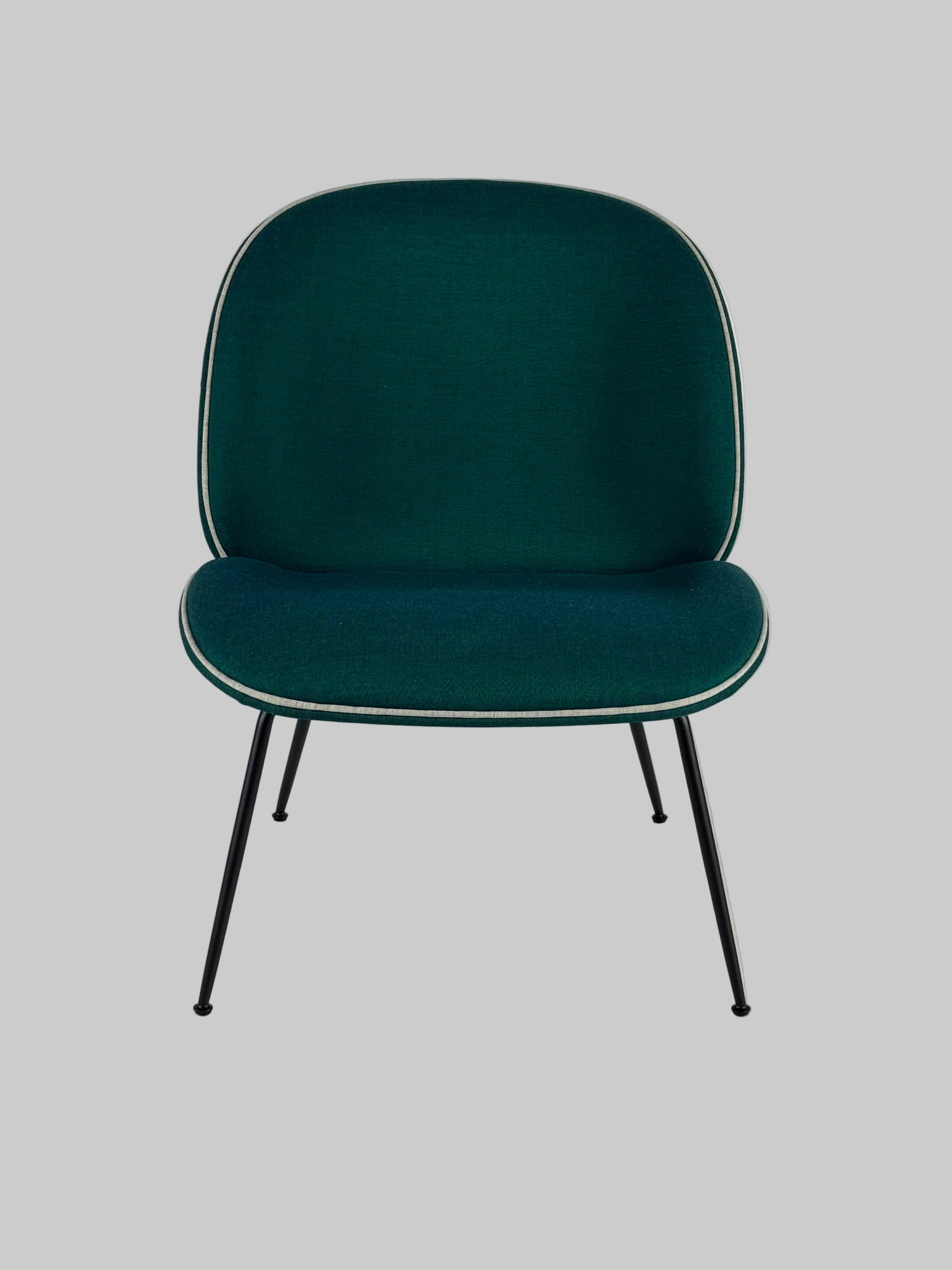 GUBI Beetle Loungestol – Grøn/Sort Stel