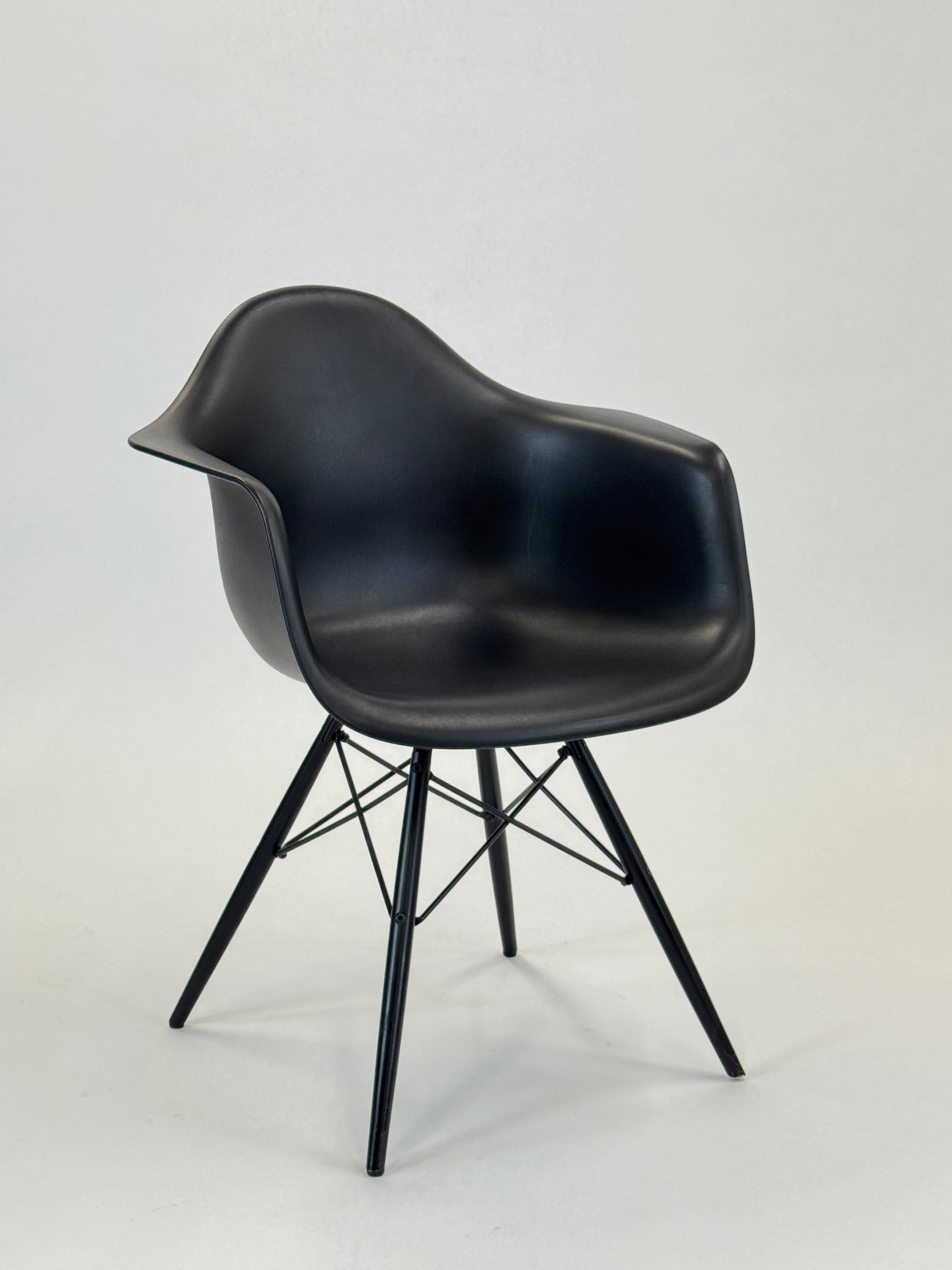 Vitra | Eames Plastic Armchair DAW