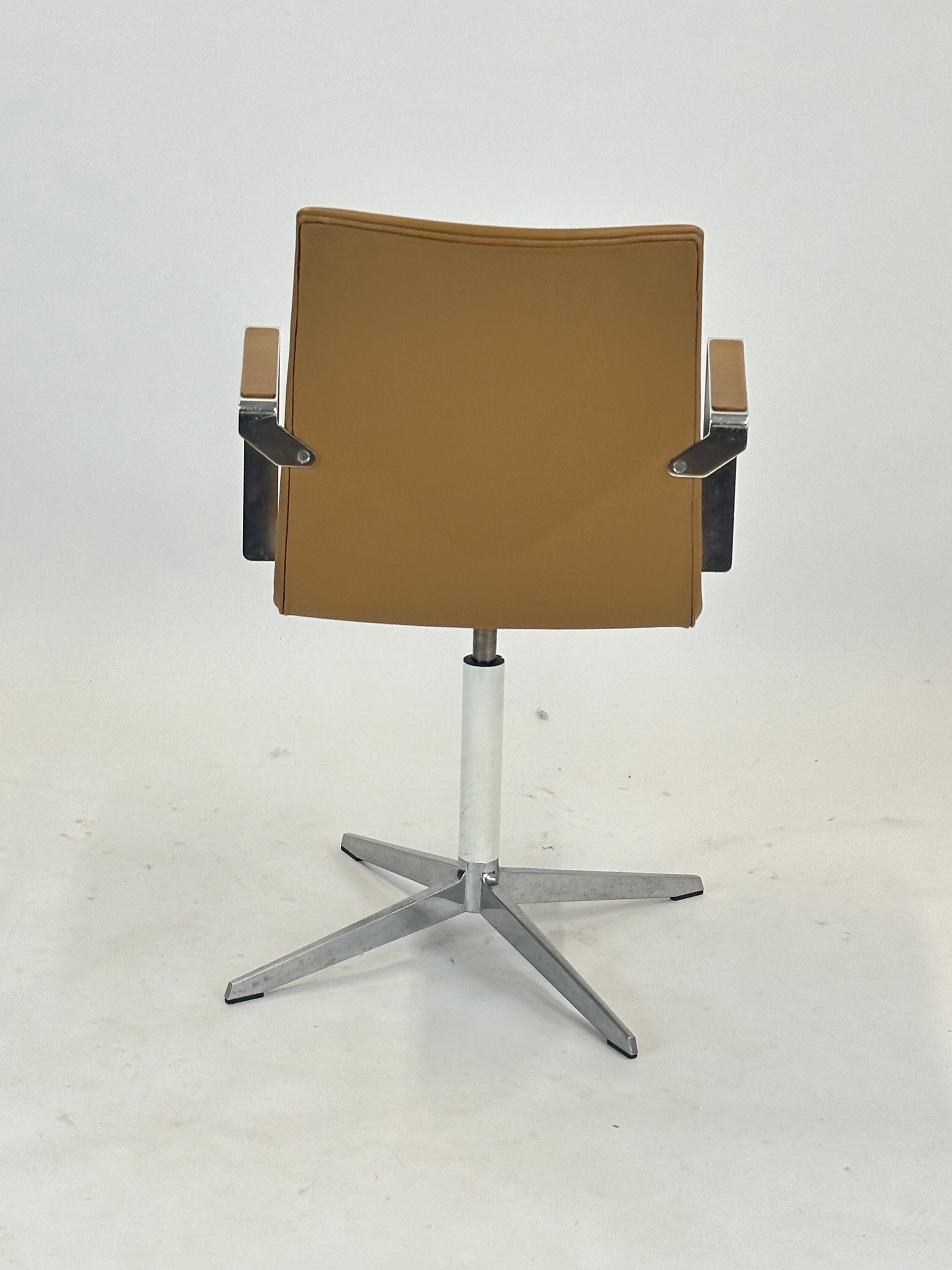 Four Design - 4-Cast® XL Mødestol (Lysebrun)