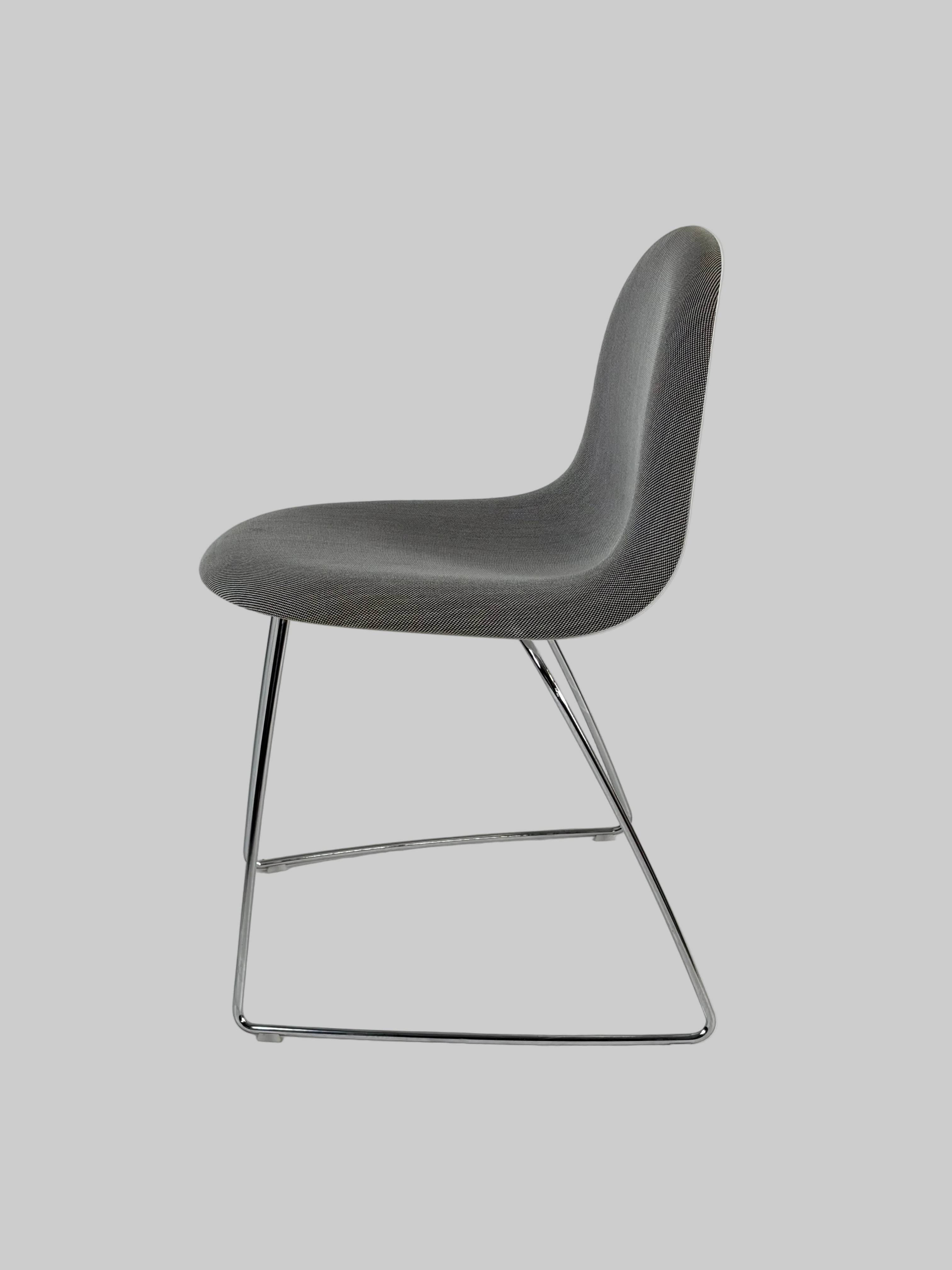 GUBI 3D Dining Stol – Grå/Hvid m. Krom Stel