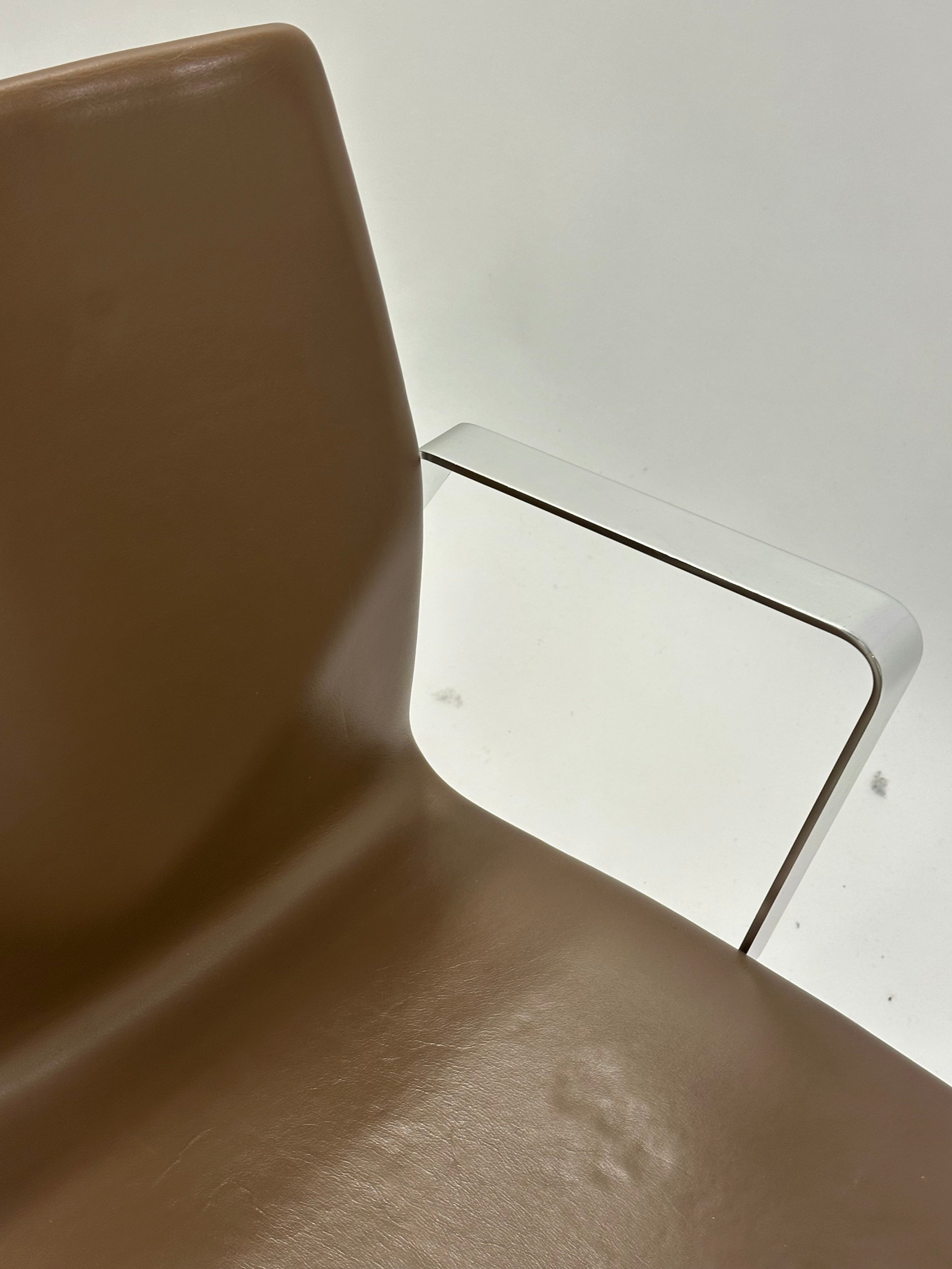 Four Design - 4-Cast® XL Mødestol (Mørkebrun m. krom armlæn)