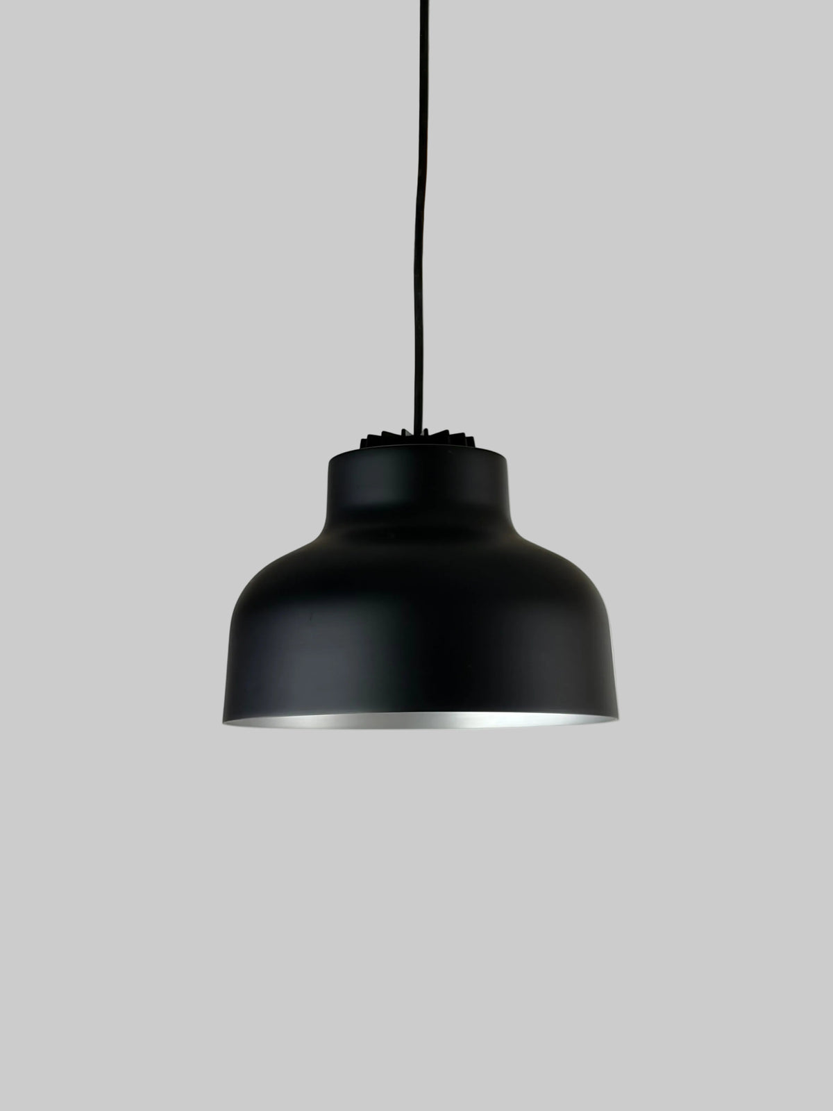Santa & Cole M64 Pendel – Sort/Aluminium Ø22