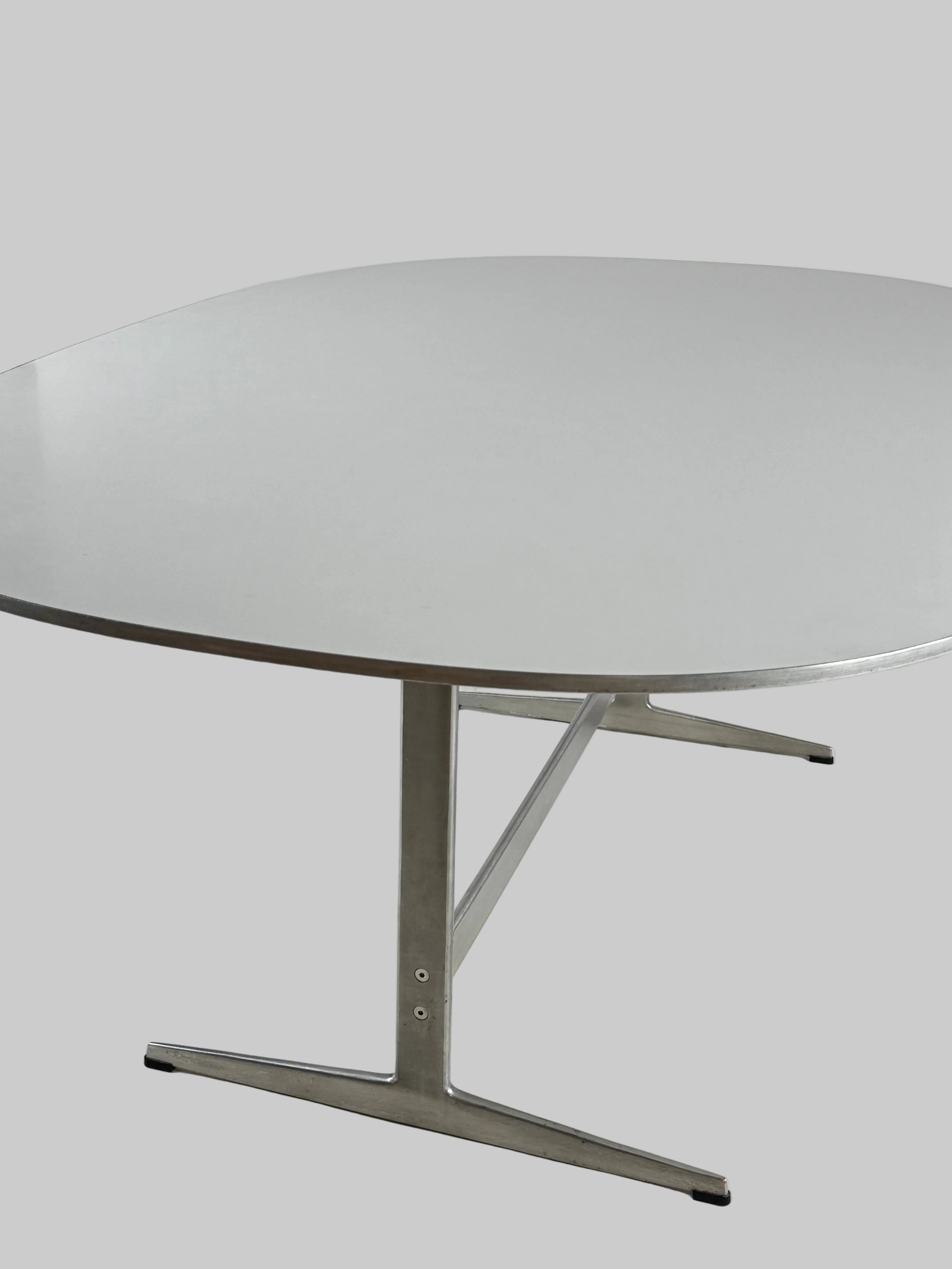 Fritz Hansen Superellipse Shaker Bord – Hvid/Grå Stel 180x120cm