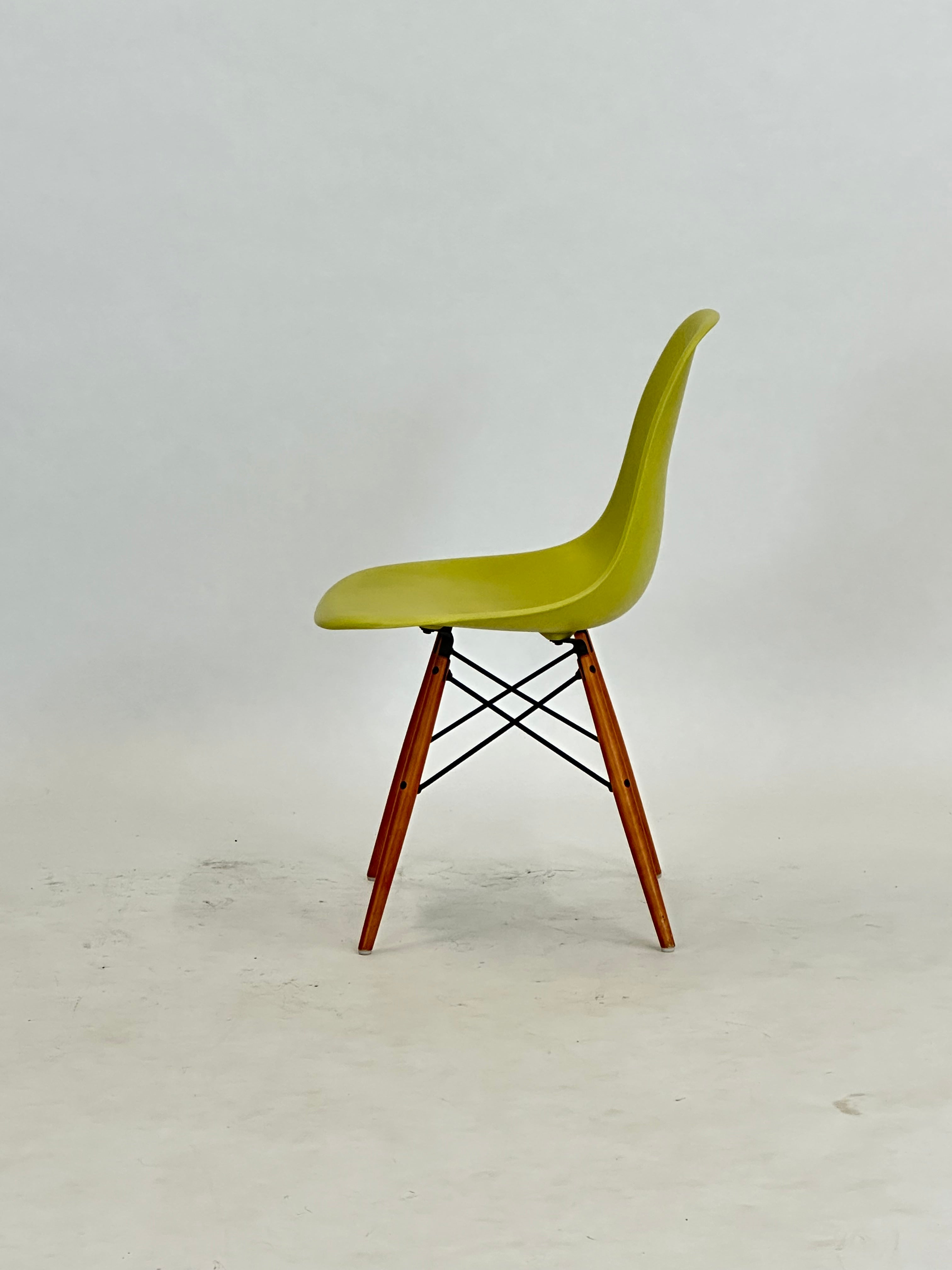 Vitra Eames DSW Stol  (Gul)