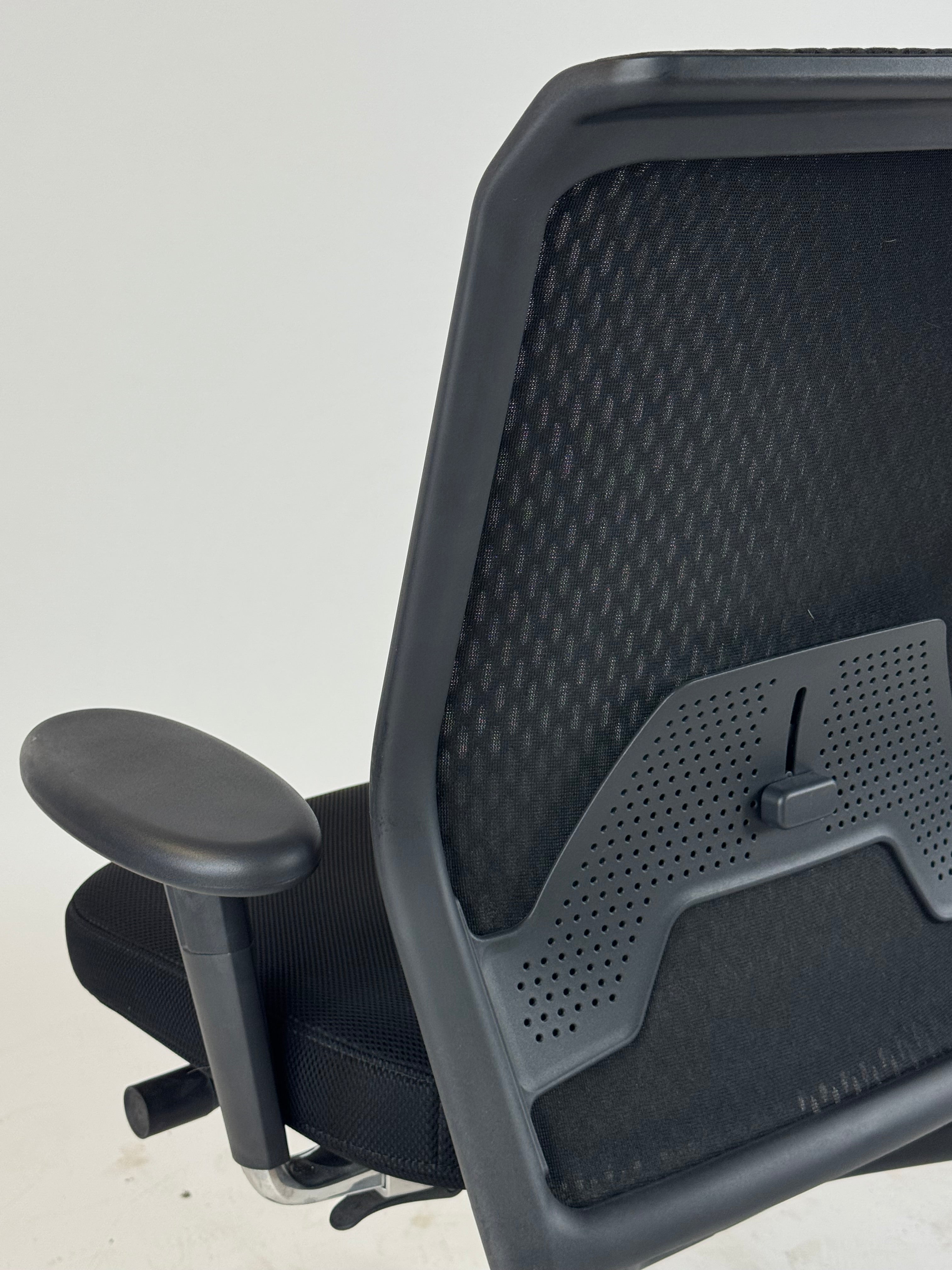 Vitra ID Mesh Kontorstol – Sort m. Armlæn