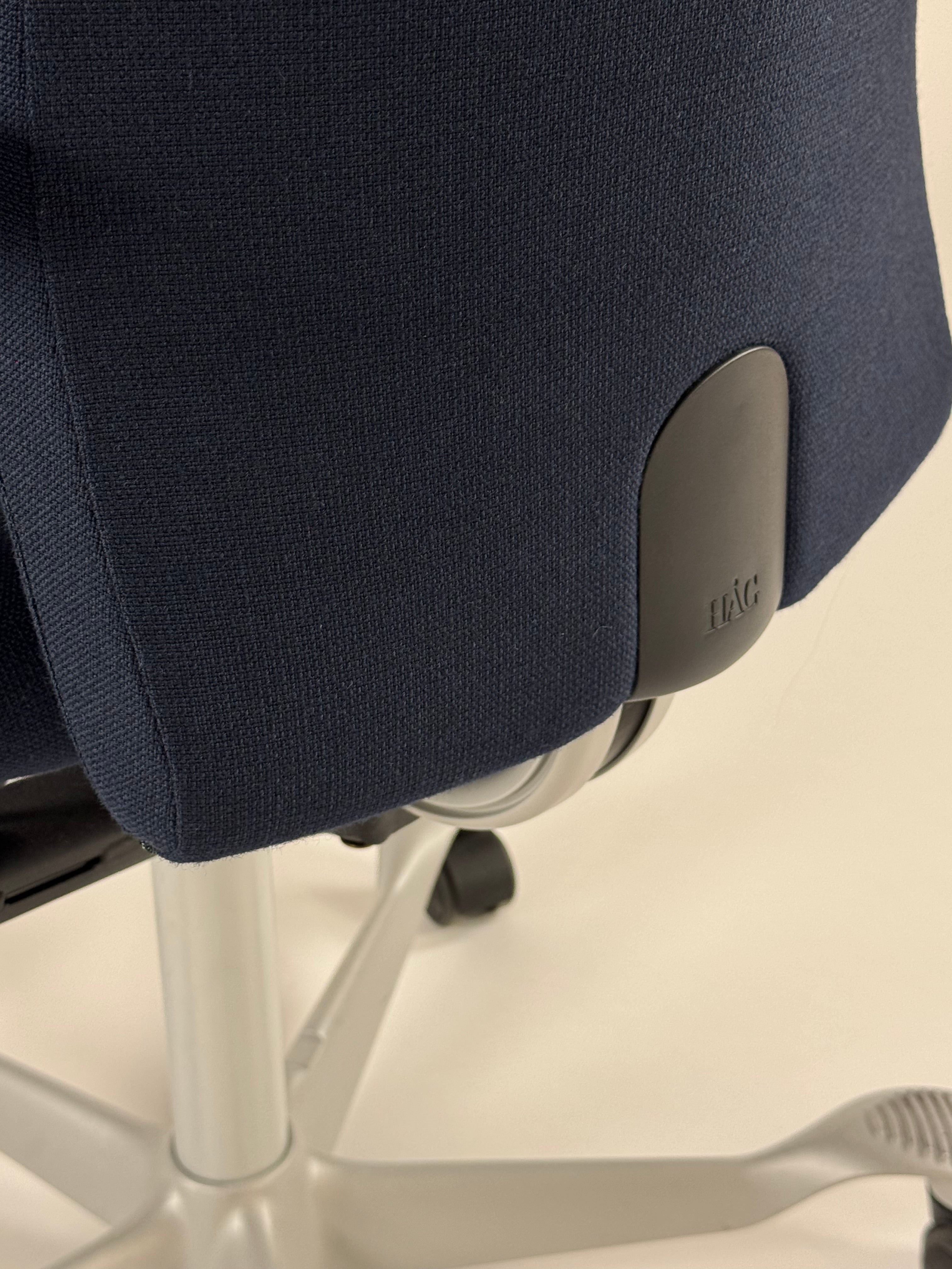 HÅG Creed 6002 Kontorstol – Mørkeblå/Gråt Stel m. Armlæn 200 mm