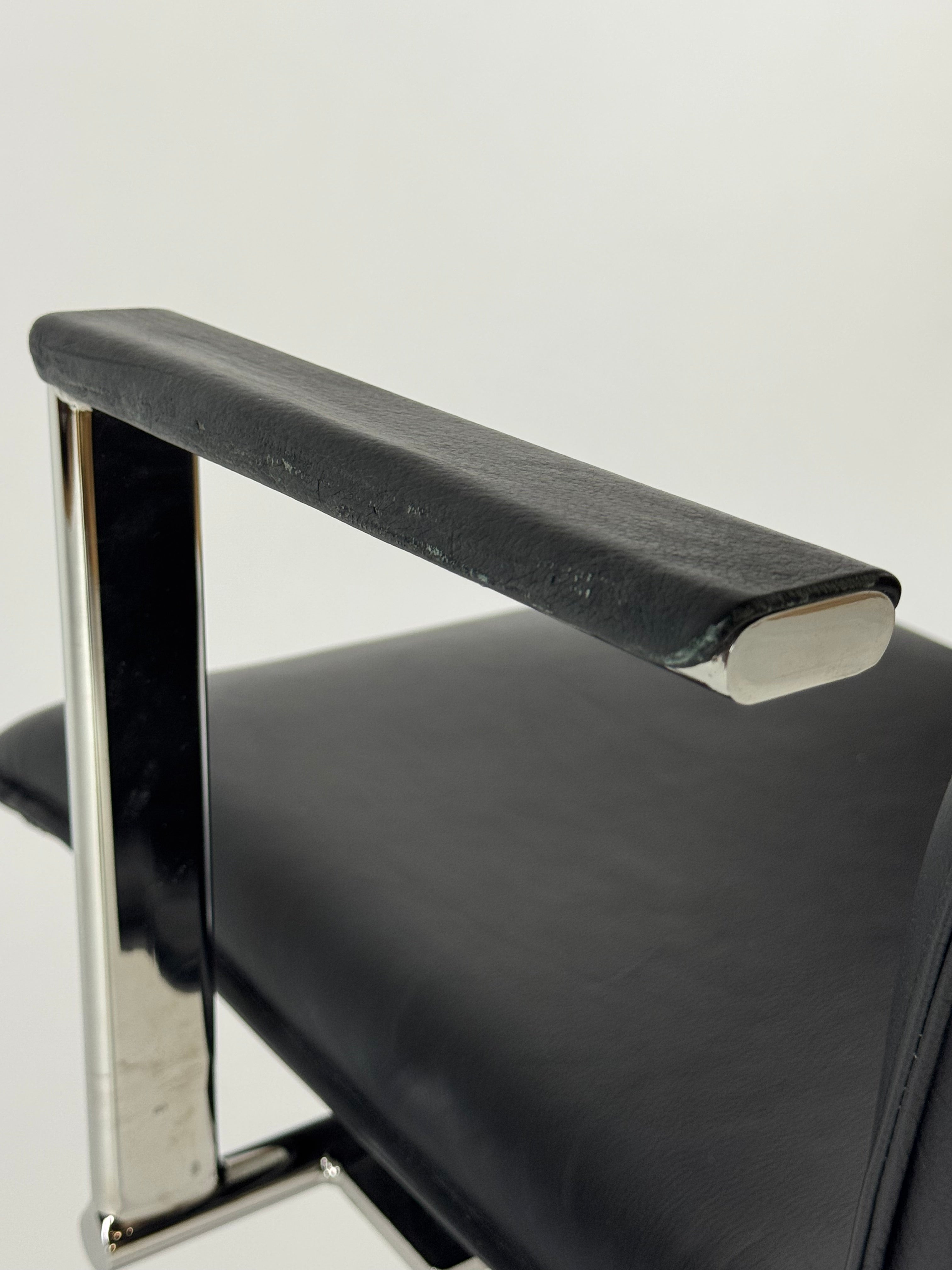 Magnus Olesen Inferno Stol m. Armlæn – Sort Læder