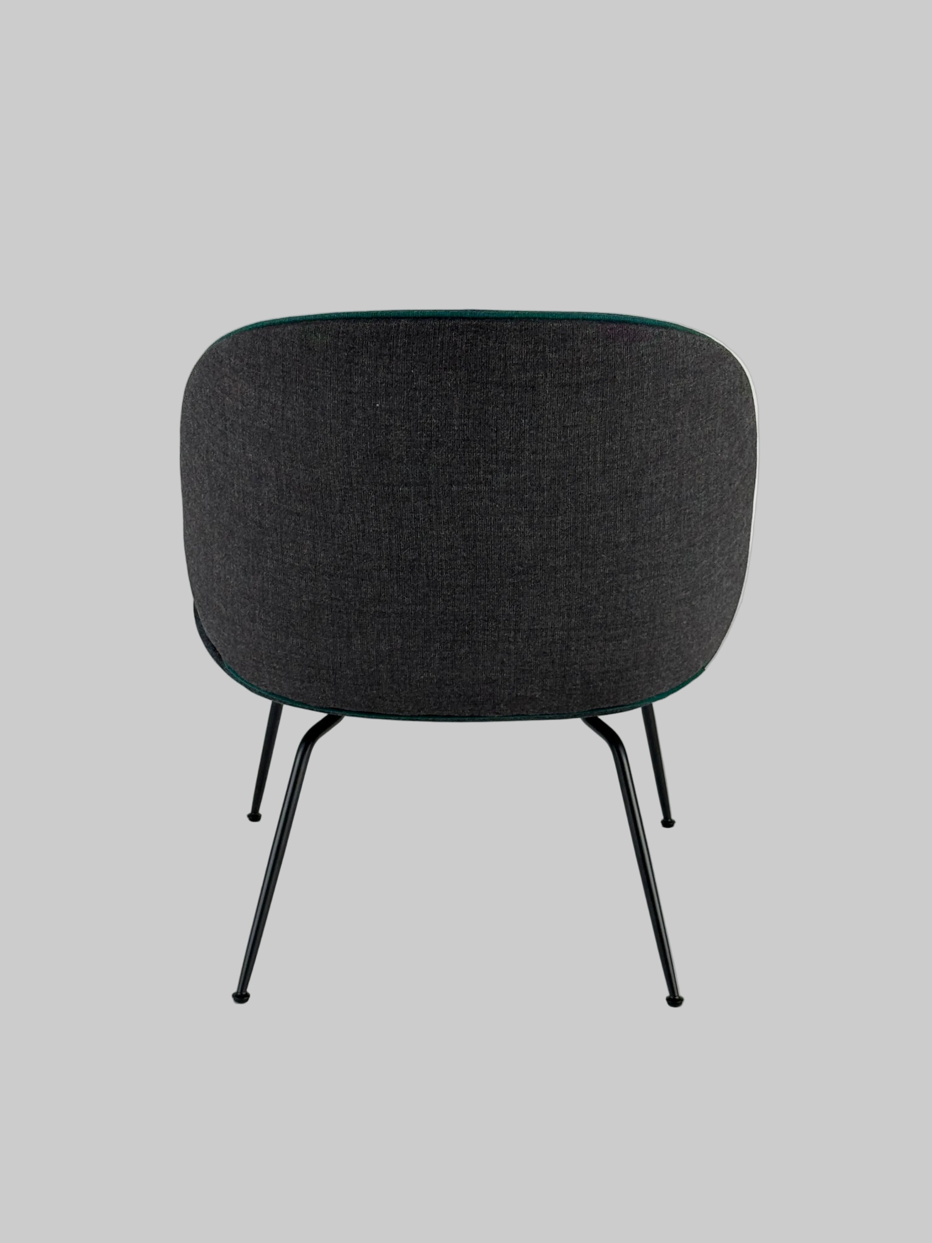 GUBI Beetle Loungestol – Mørkegrå/Sort Stel