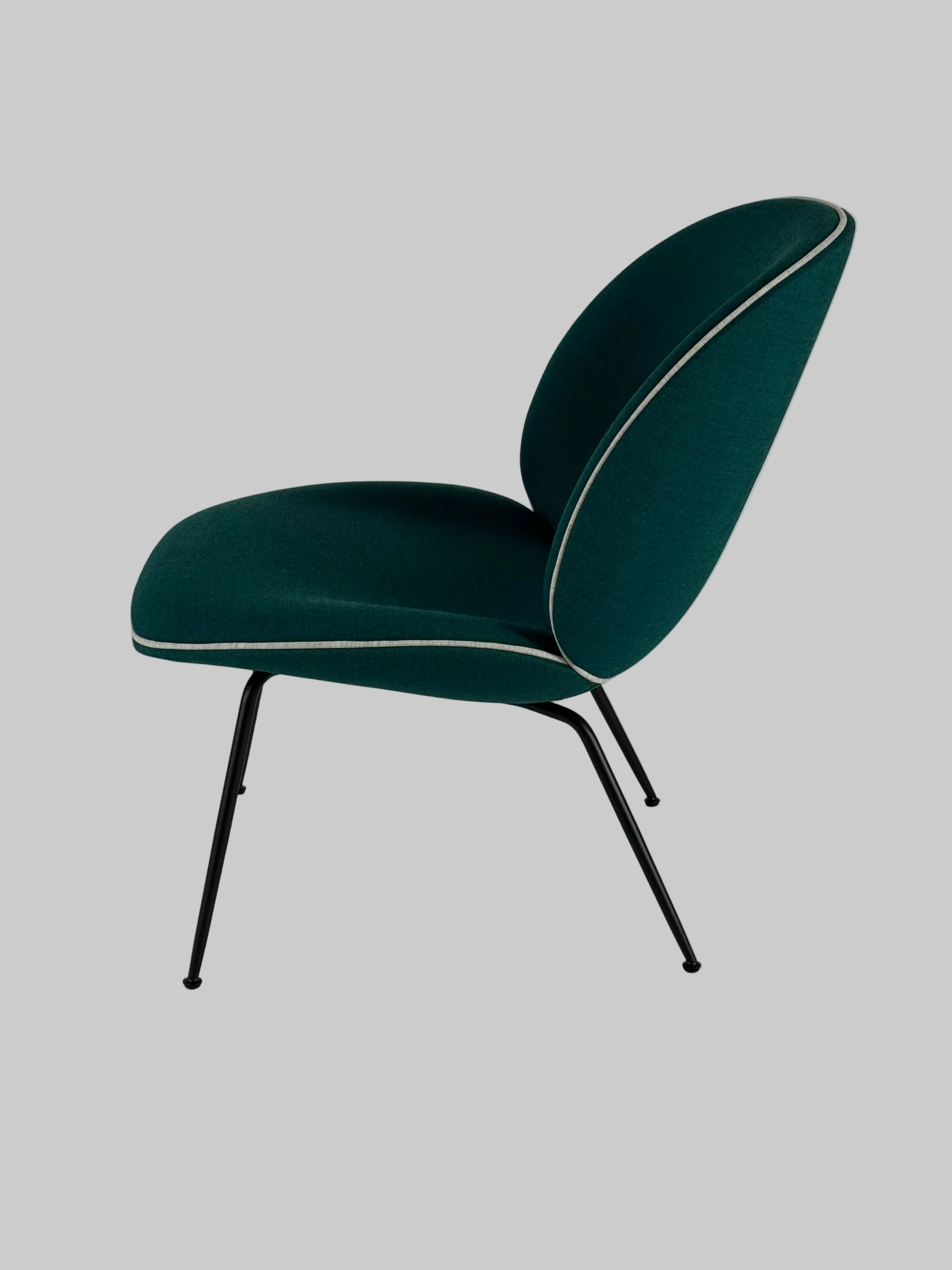 GUBI Beetle Loungestol – Grøn/Sort Stel
