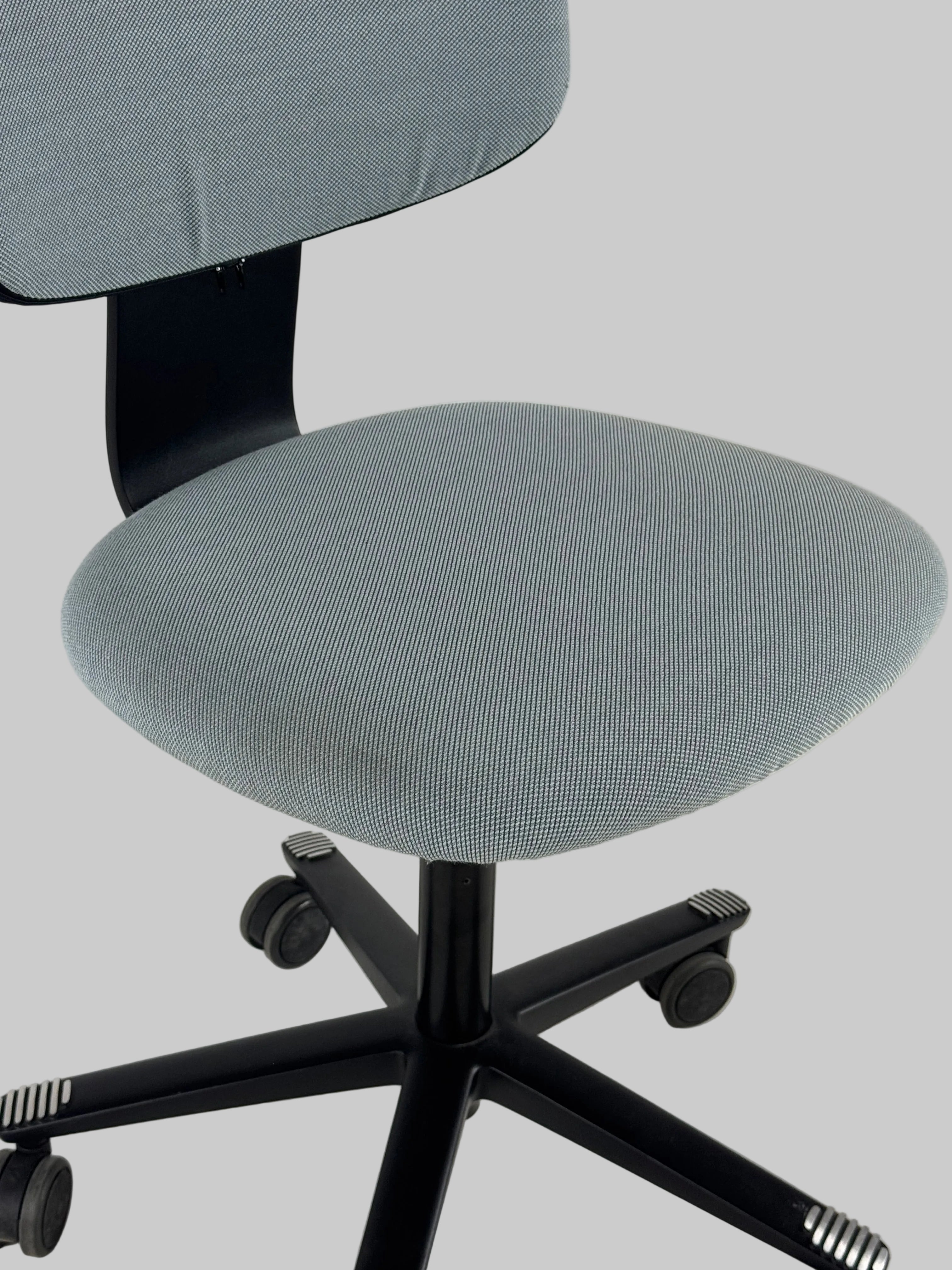 Håg Tion Stol + IKEA BEKANT Hæve/sænkebord – Lyseblå/Sort