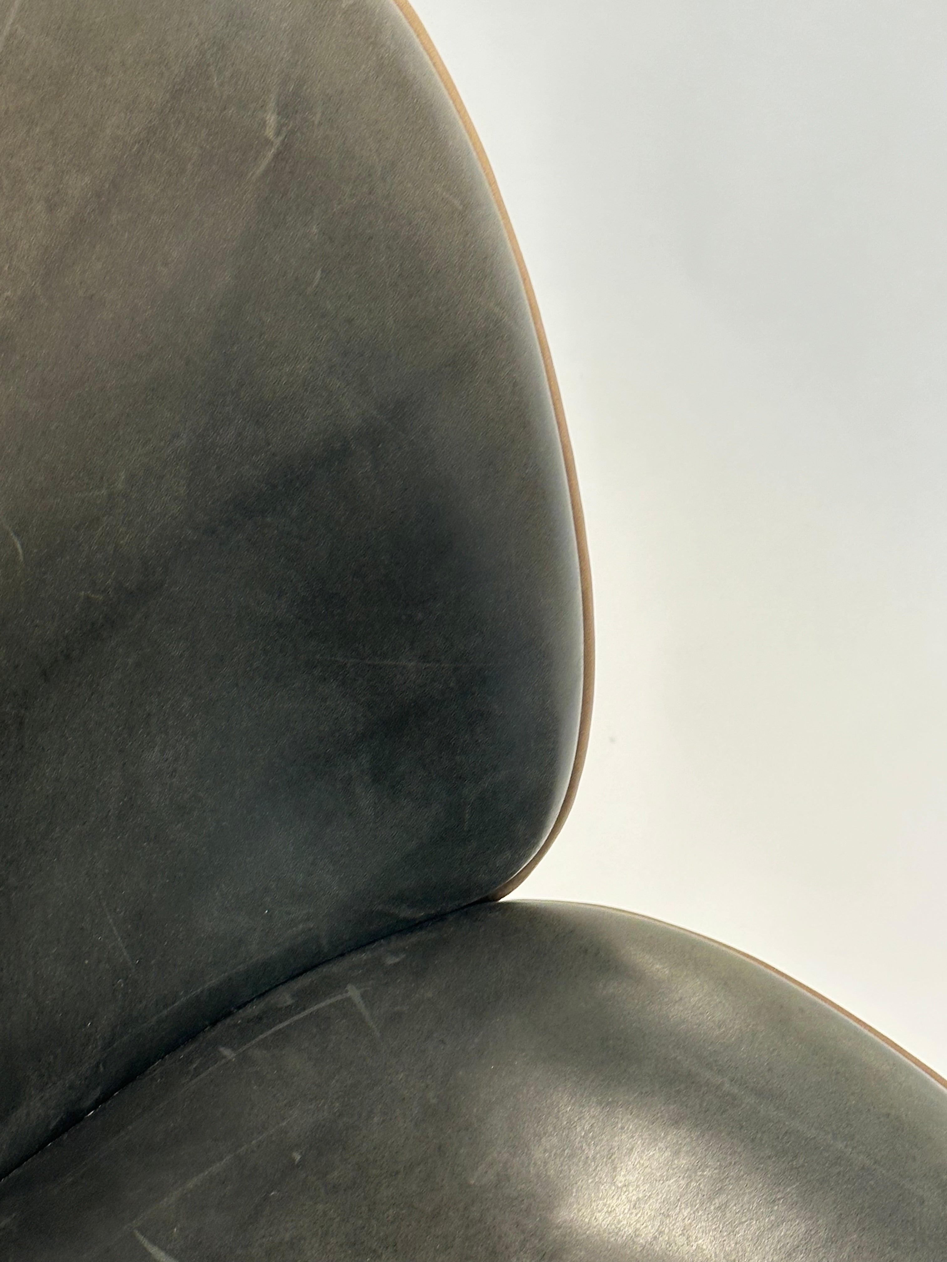 GUBI | Beetle Chair (Grå m. brun kant)