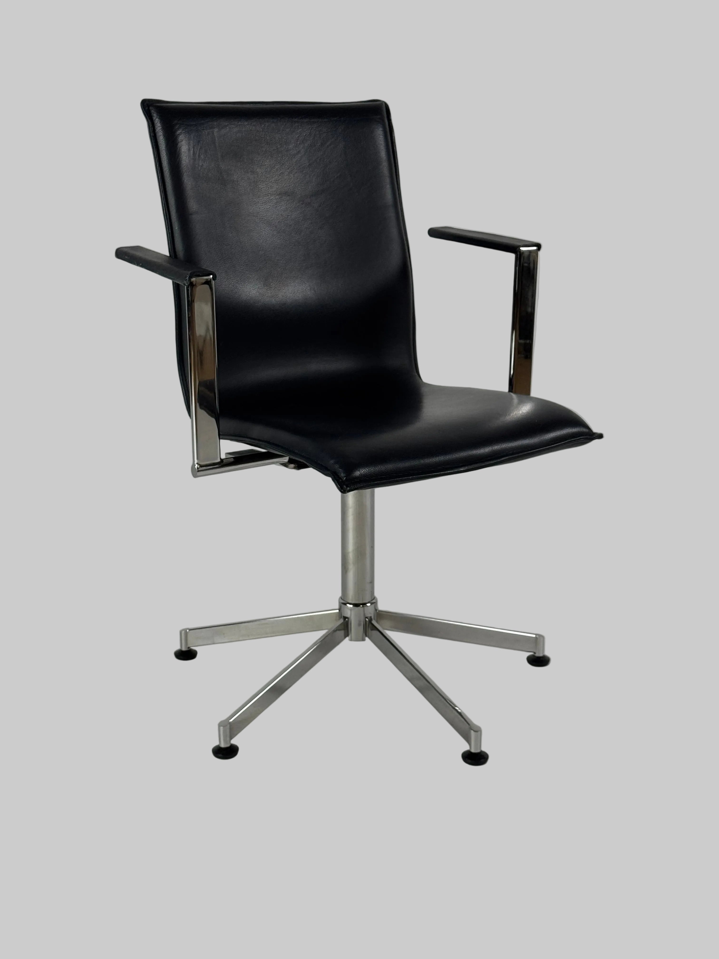 Magnus Olesen Inferno Stol m. Armlæn – Sort Læder