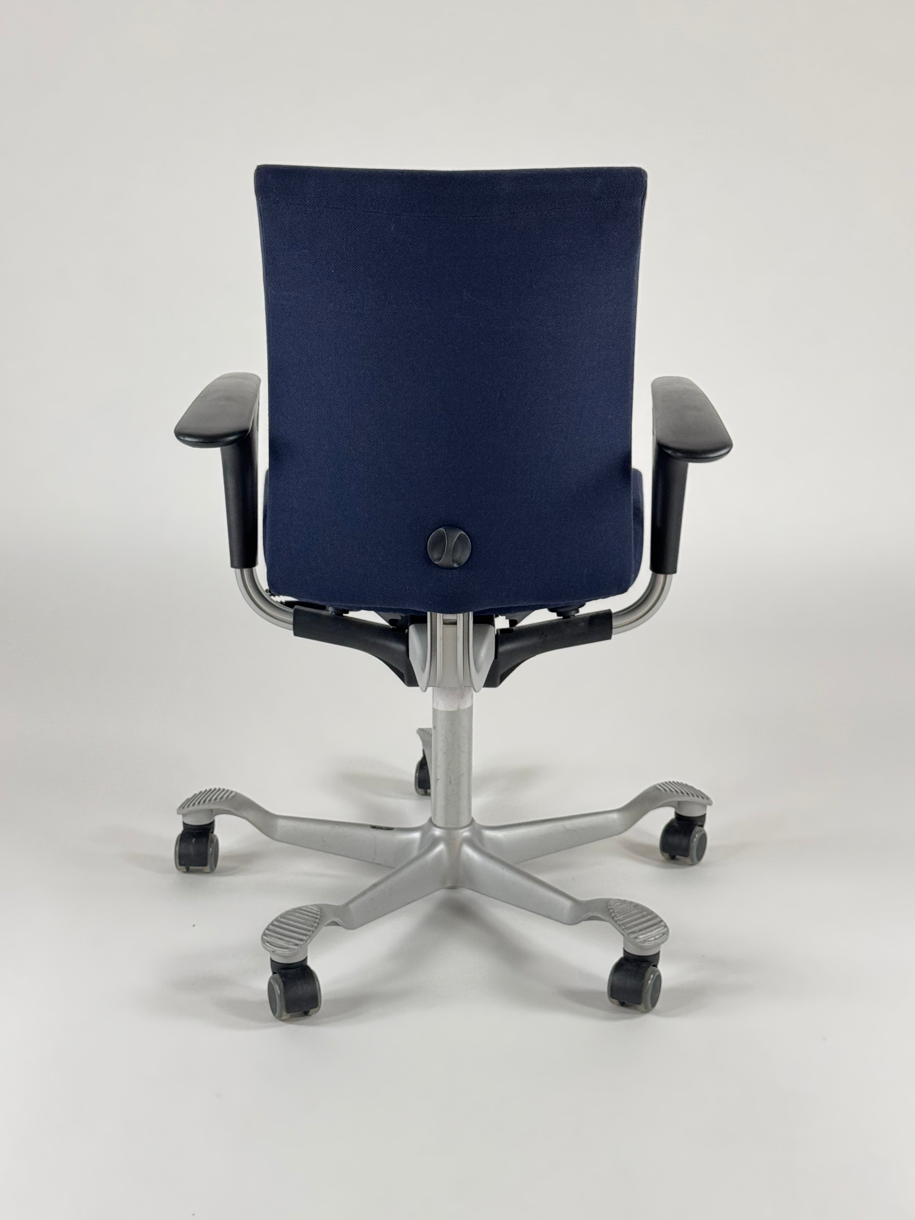 HÅG H04 4200 Kontorstol – Mørkeblå/Sort Stel m. Armlæn 200mm