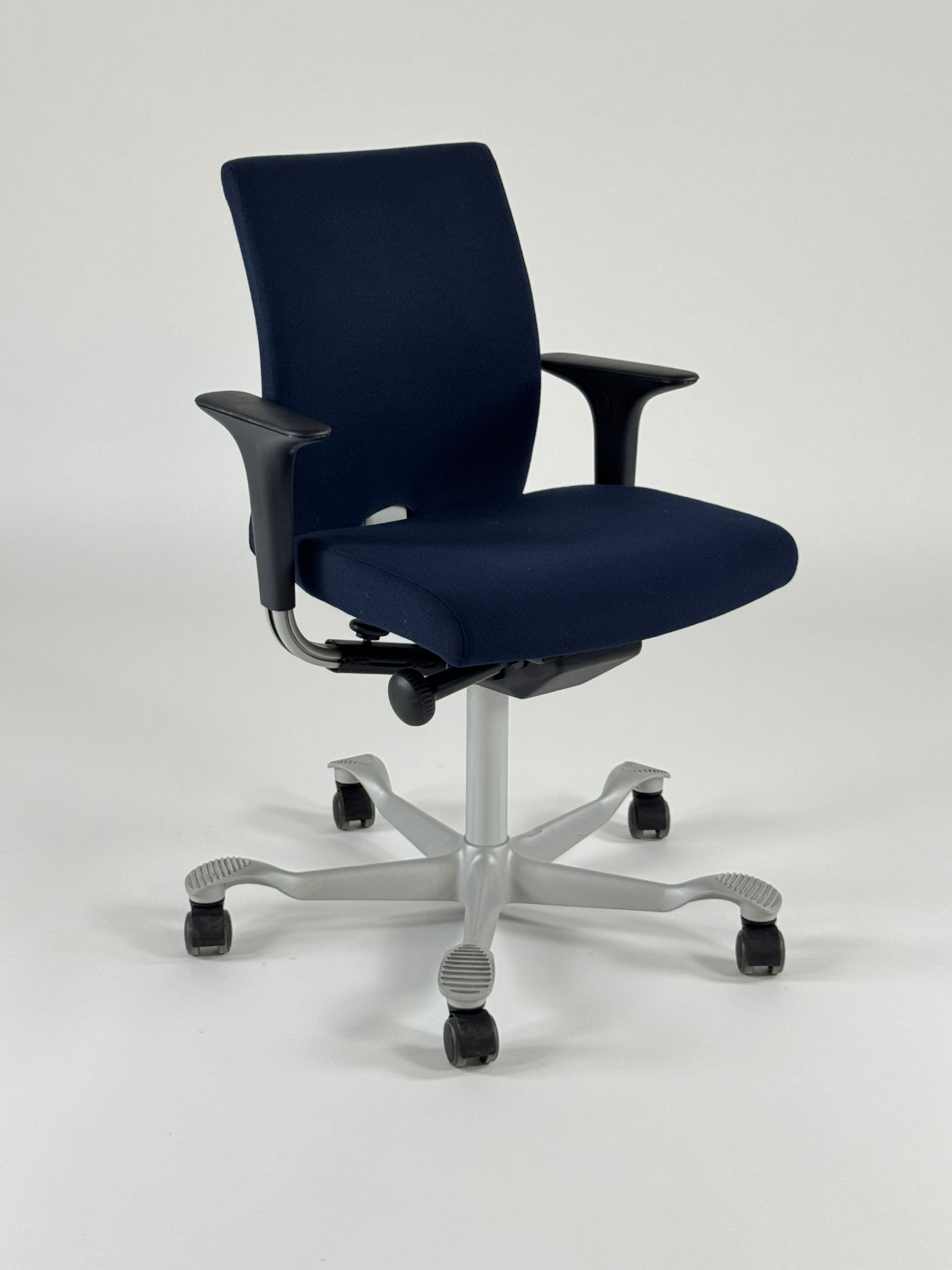 HÅG Creed 6002 Kontorstol – Mørkeblå/Gråt Stel m. Armlæn 200 mm