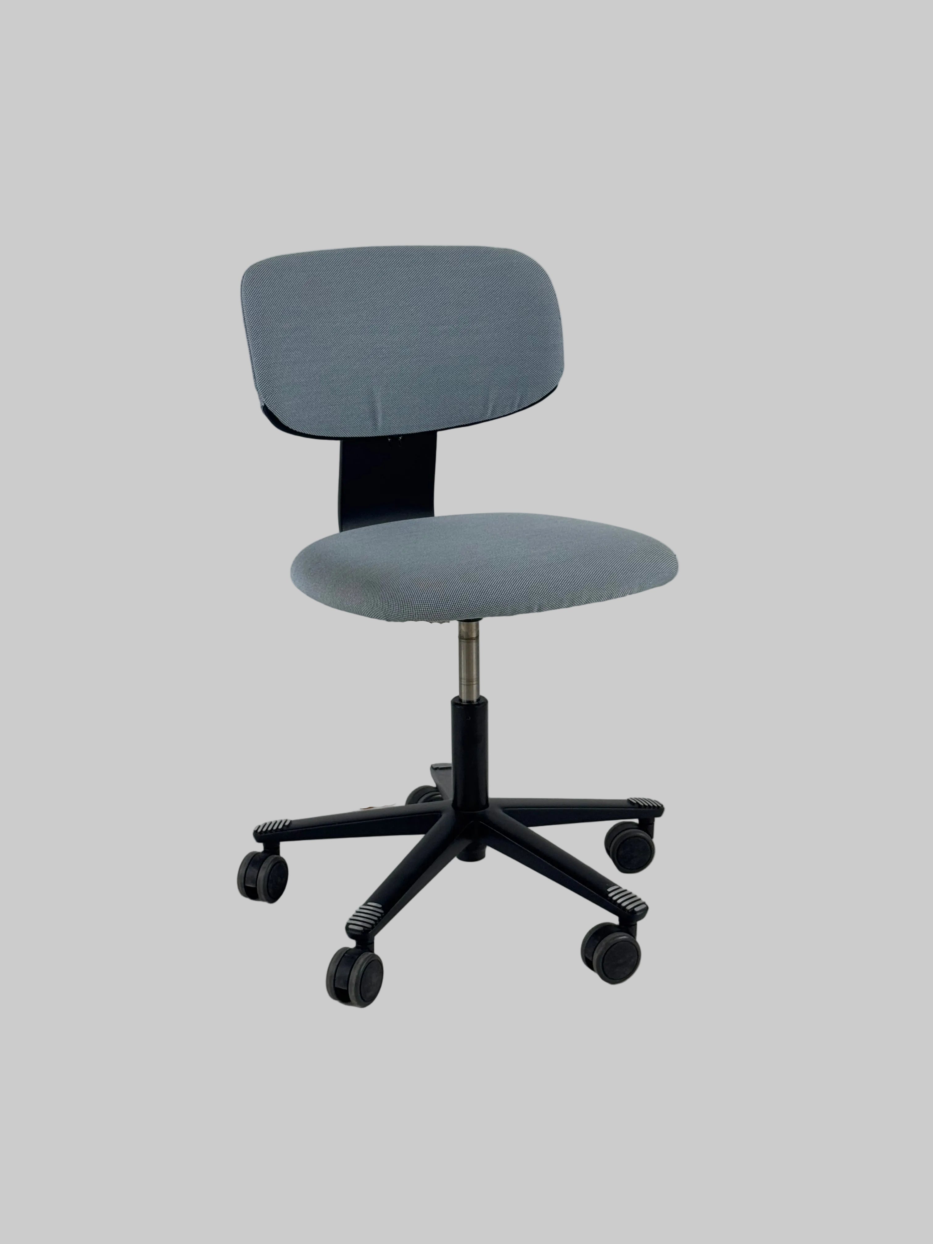 Håg Tion Stol + IKEA BEKANT Hæve/sænkebord – Lyseblå/Sort