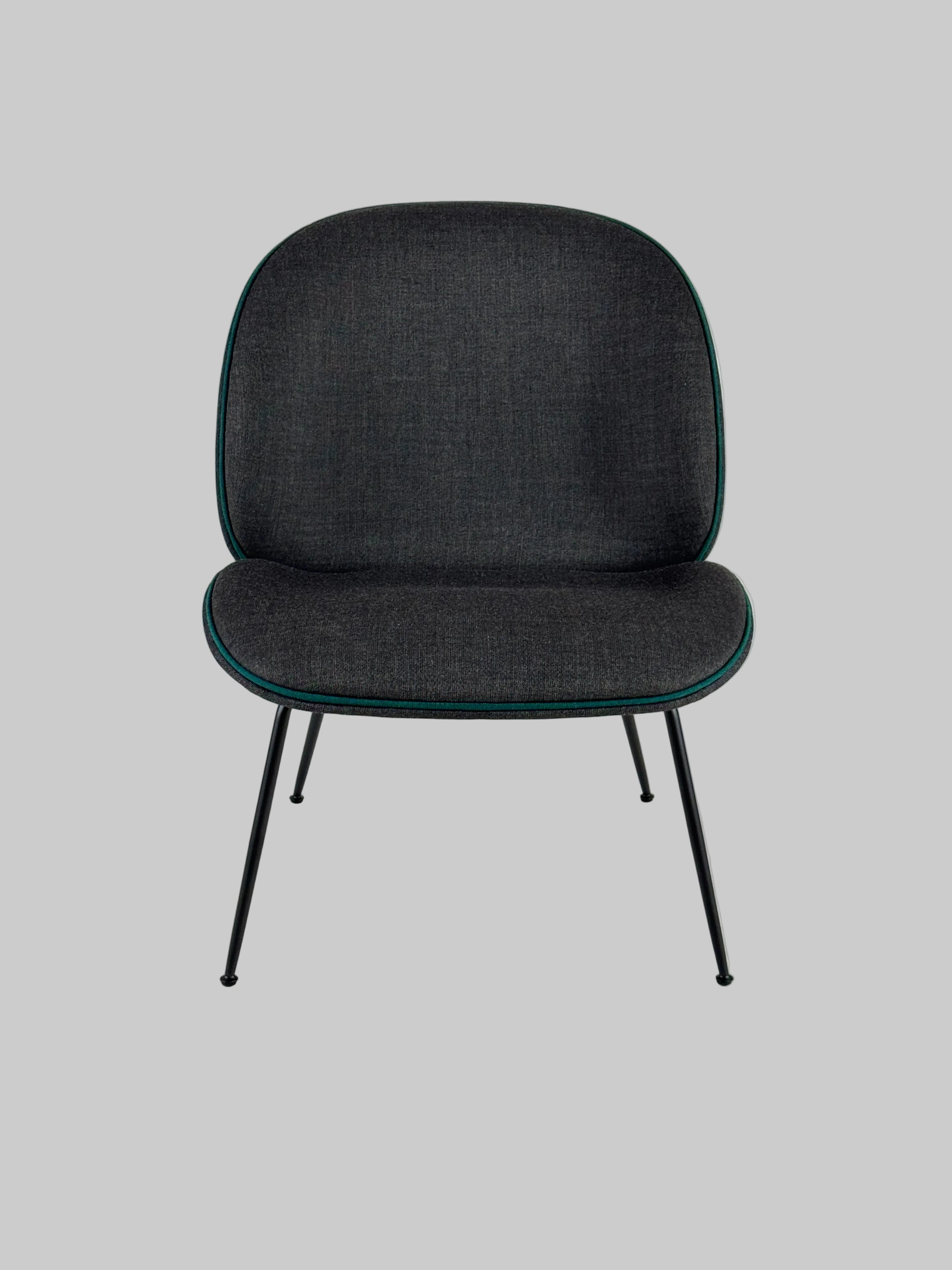 GUBI Beetle Loungestol – Mørkegrå/Sort Stel