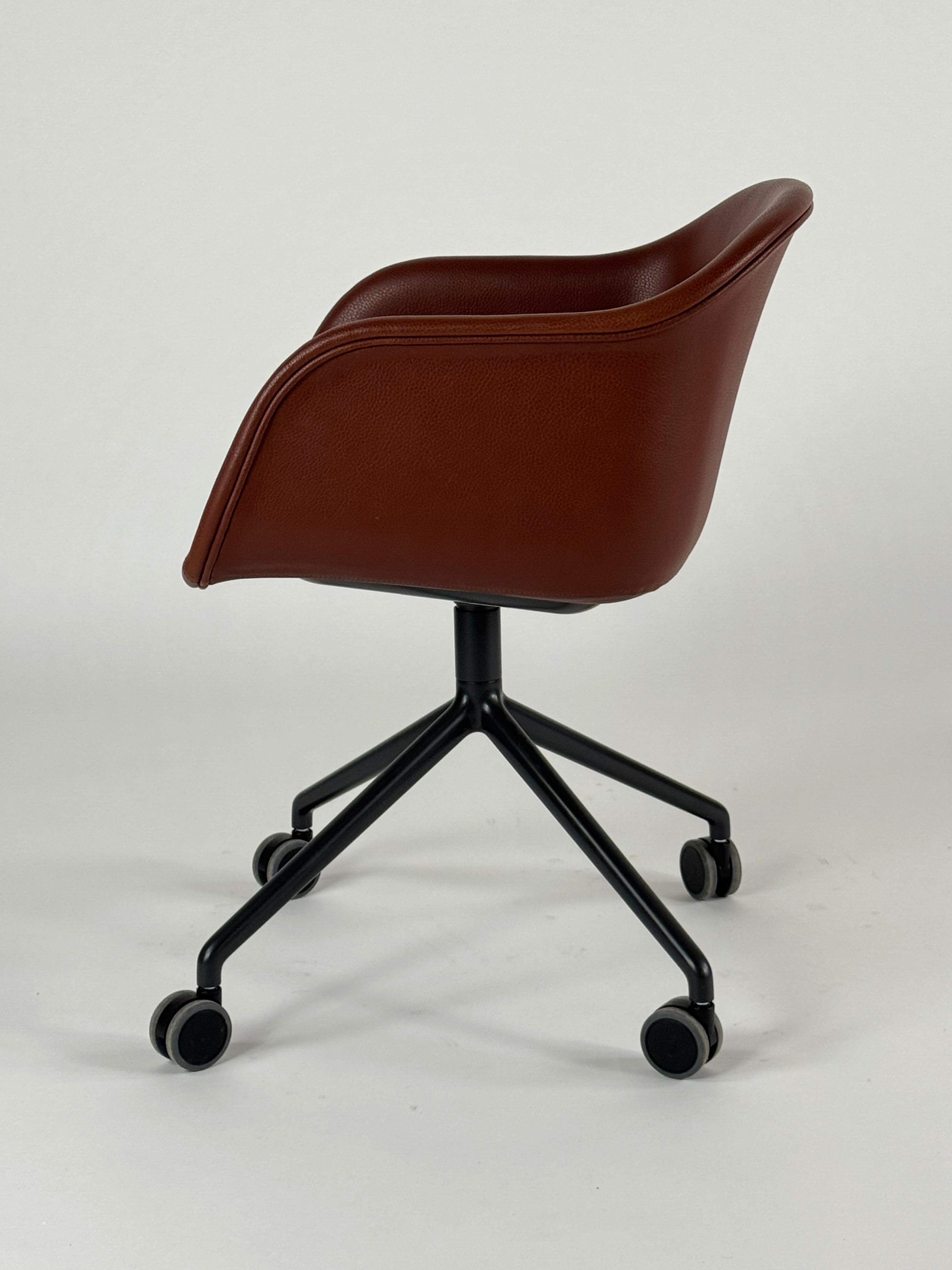 Muuto Fiber Armchair Stol – Brun med Grå Stel Læder