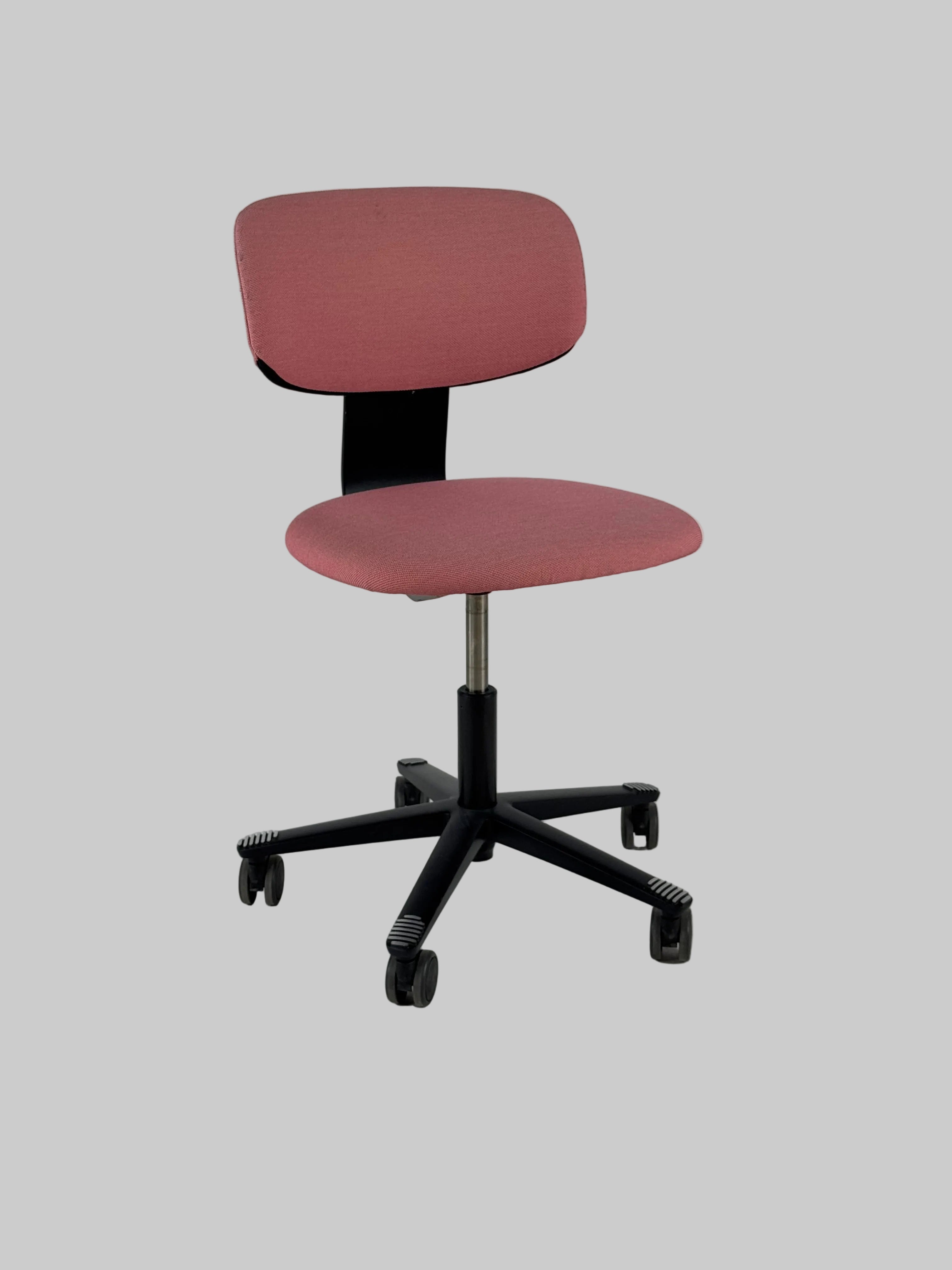 Håg Tion Stol + IKEA BEKANT Hæve/sænkebord – Lyserød/Sort