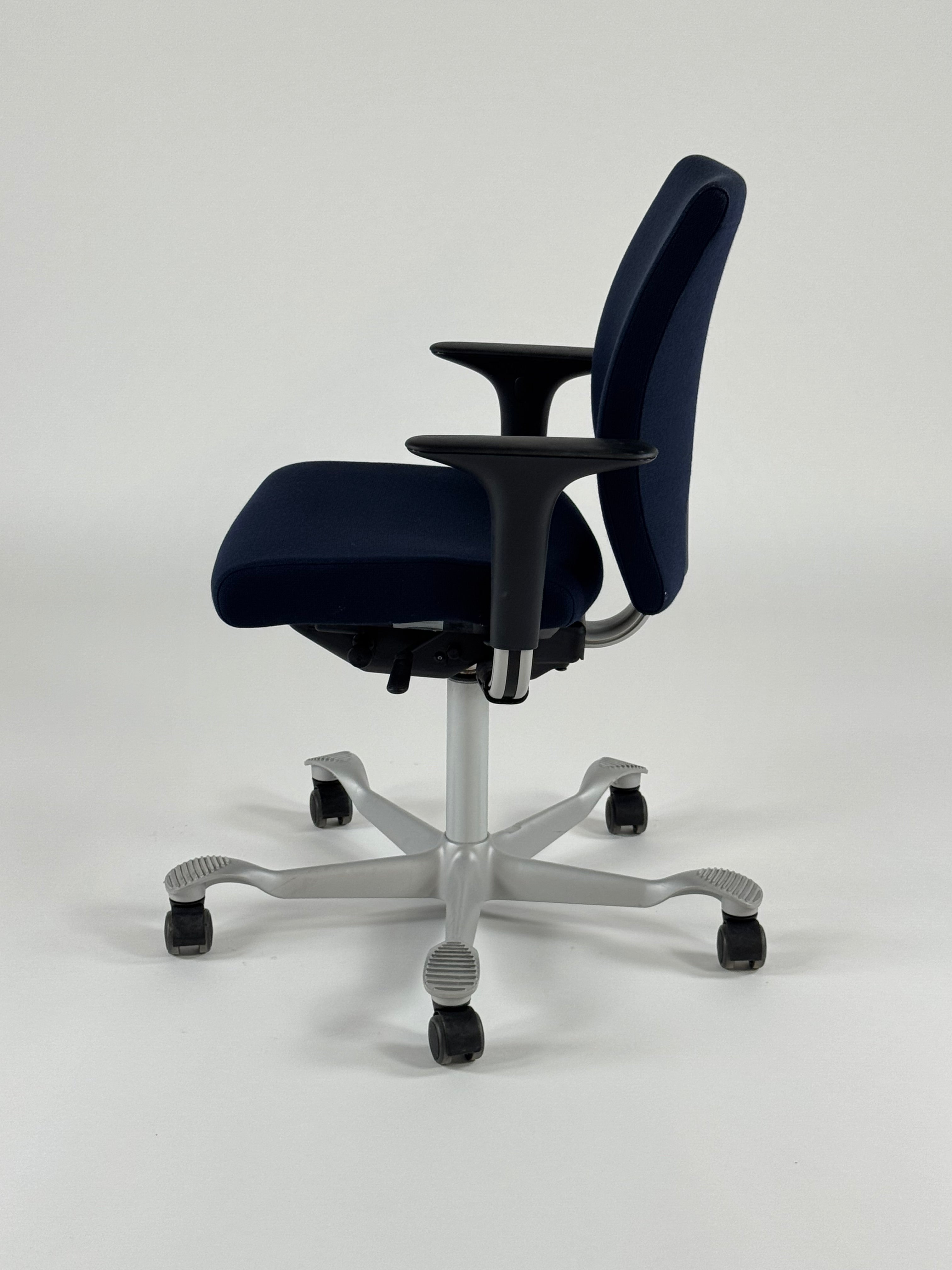 HÅG Creed 6002 Kontorstol – Mørkeblå/Gråt Stel m. Armlæn 200 mm