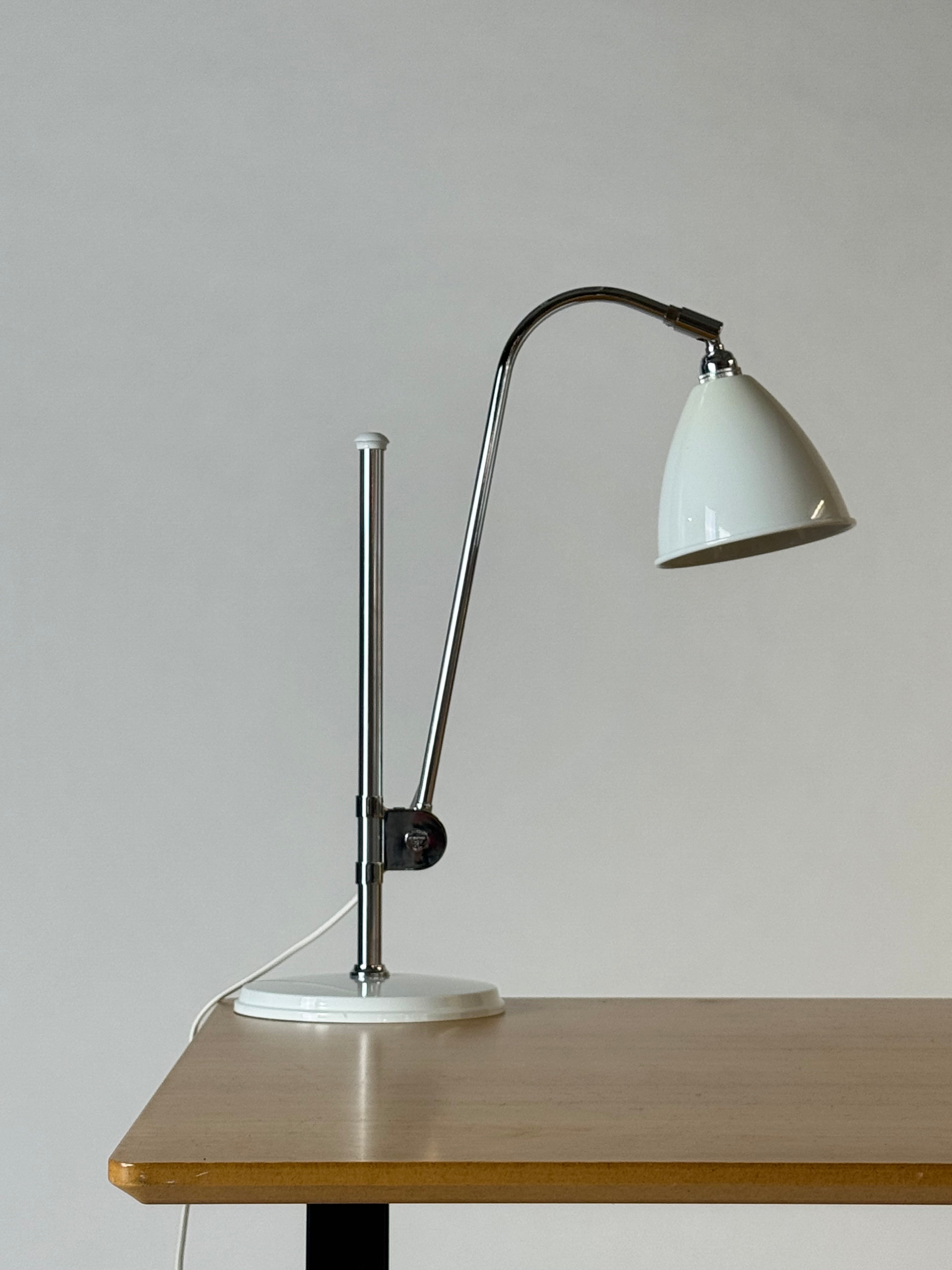 Gubi Bestlite BL1 – Hvid/Krom