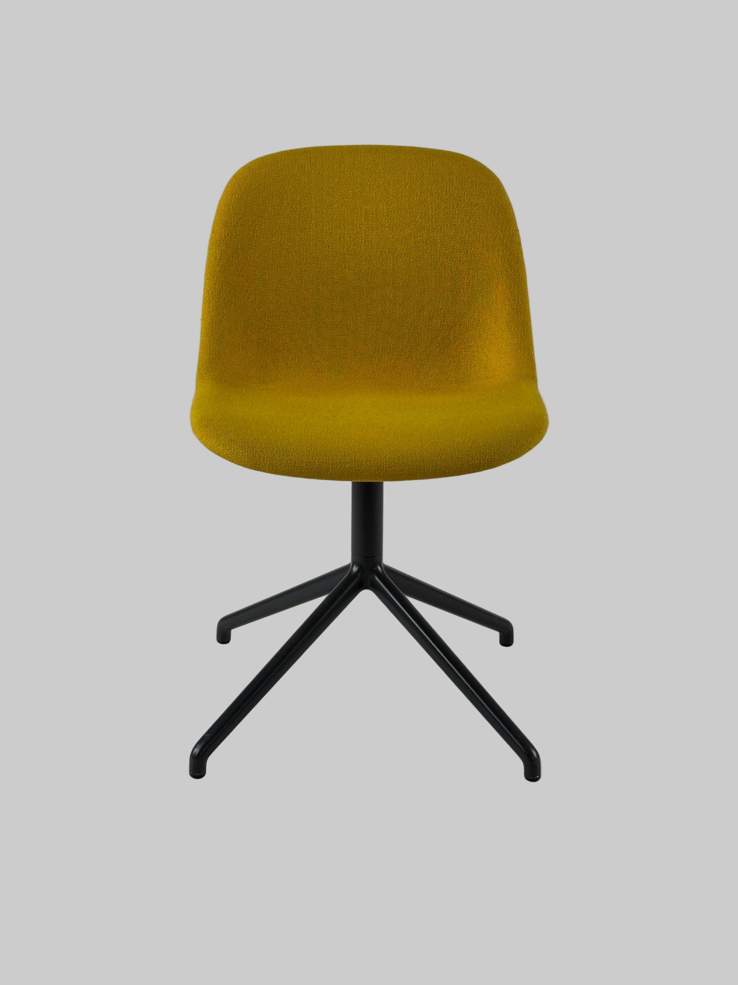 Muuto Fiber Side Stol – Gul/Antracitgrå Stel