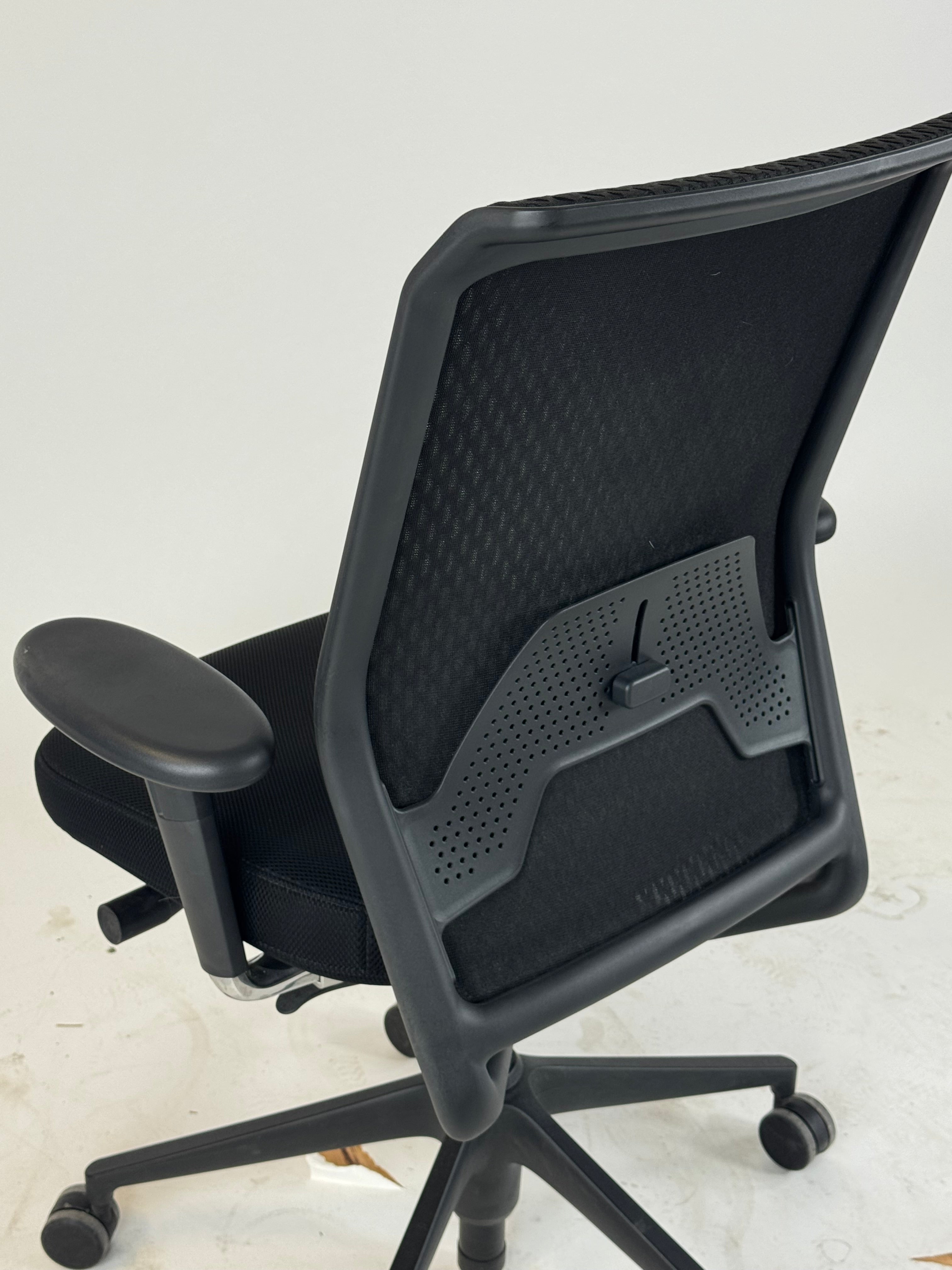 Vitra ID Mesh Kontorstol – Sort m. Armlæn