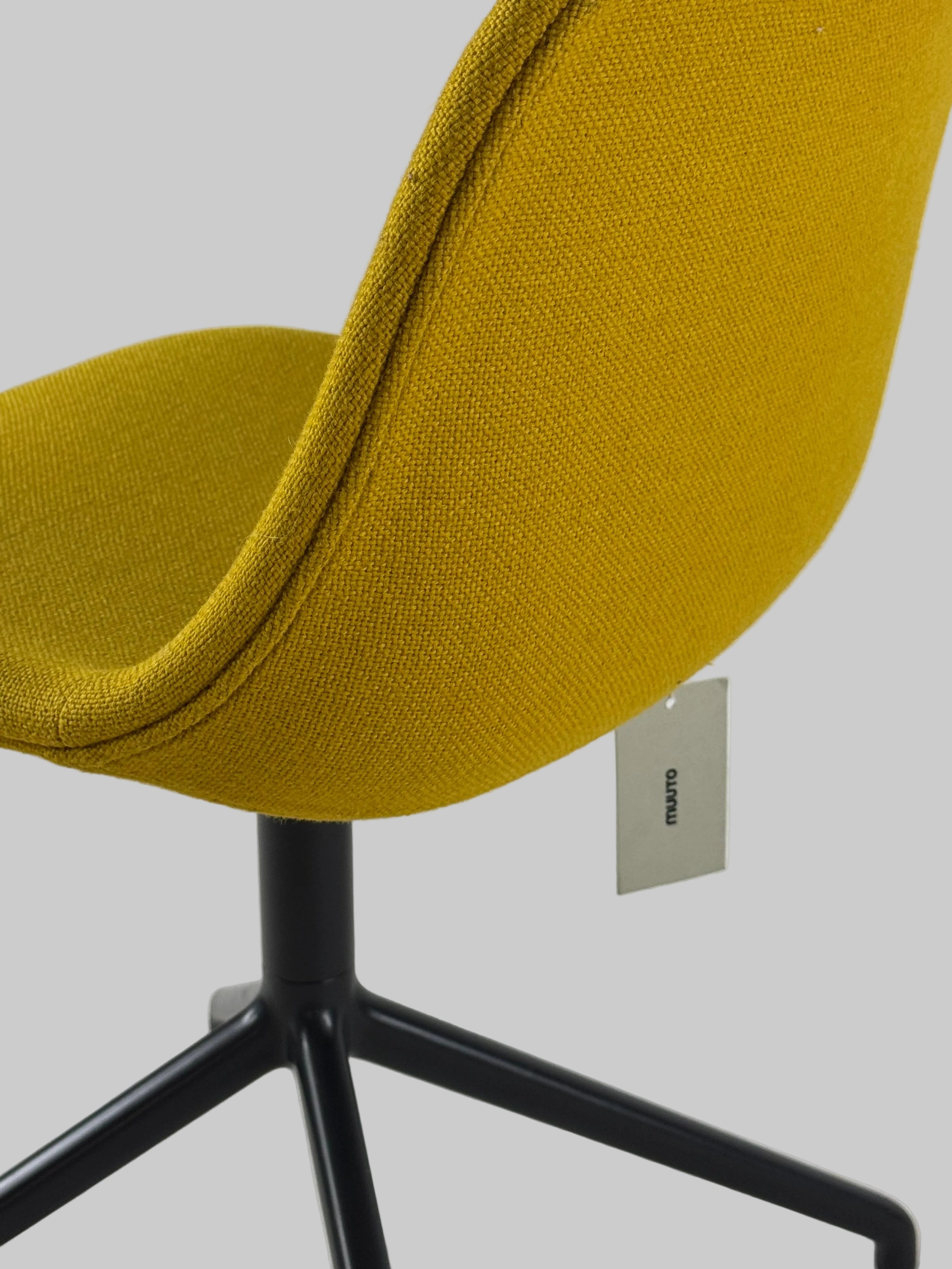 Muuto Fiber Side Stol – Gul/Antracitgrå Stel