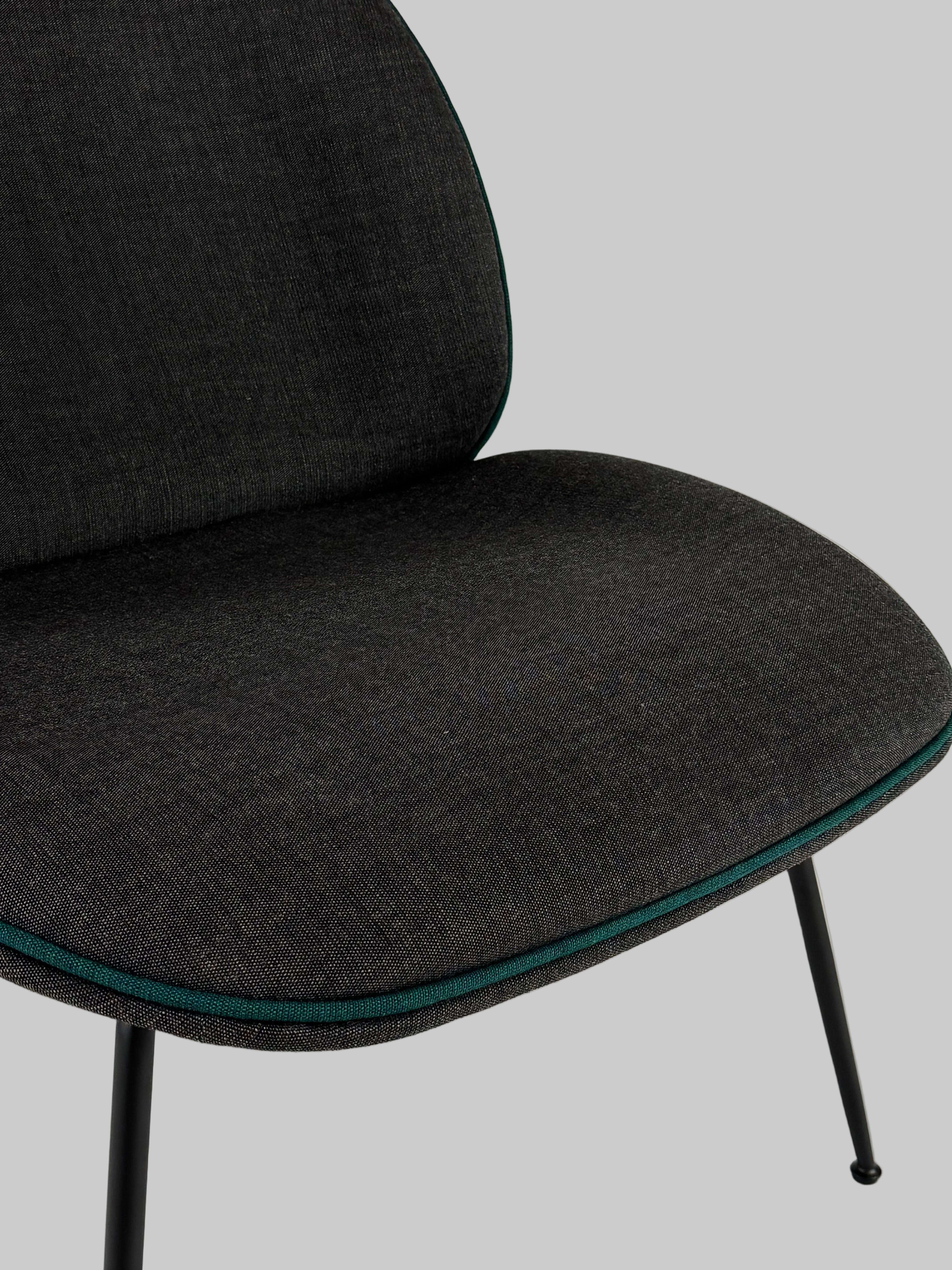 GUBI Beetle Loungestol – Mørkegrå/Sort Stel