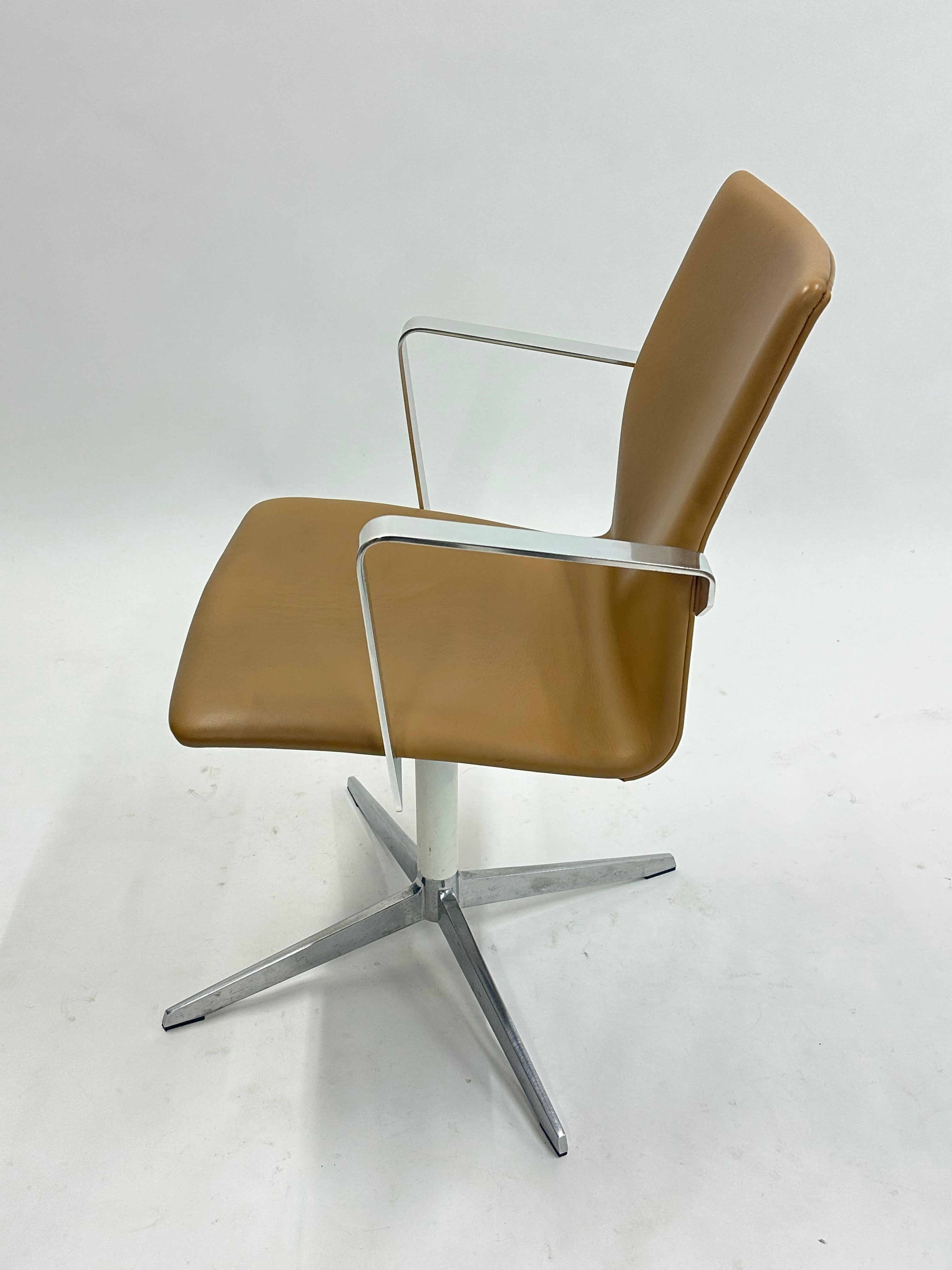 Four Design - 4-Cast® XL Mødestol (Lysebrun m. krom armlæn)