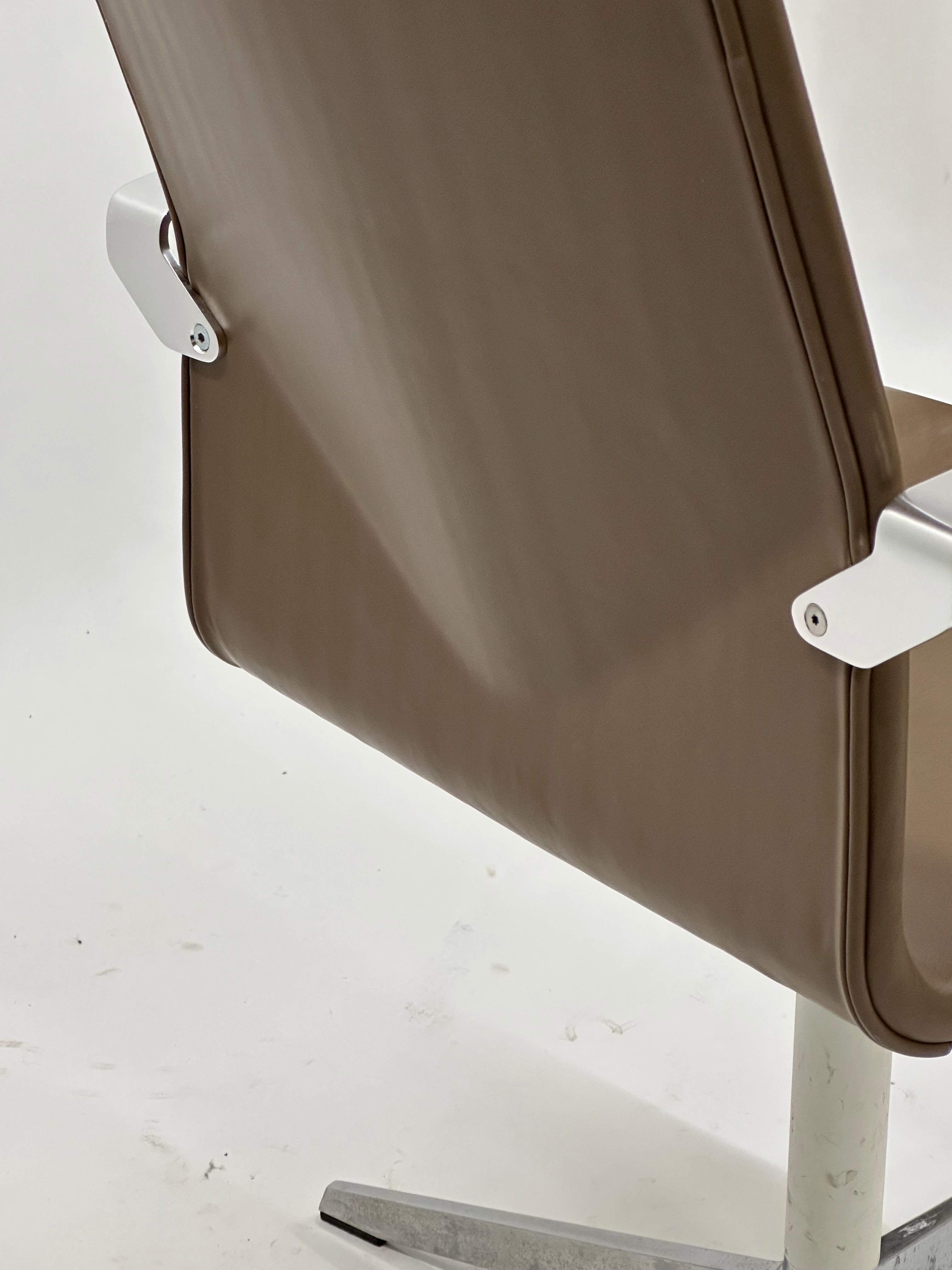Four Design - 4-Cast® XL Mødestol (Mørkebrun m. krom armlæn)