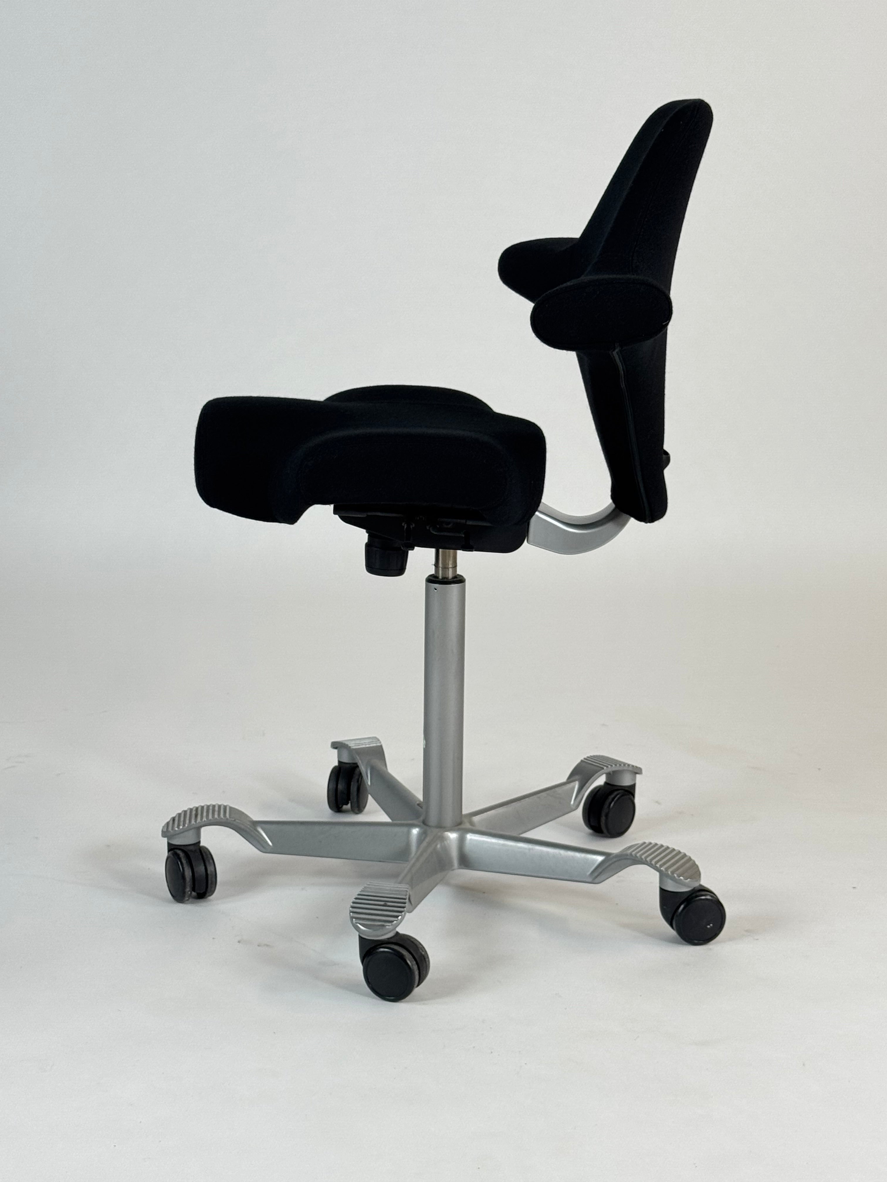 HÅG Capisco 8106 - 265 mm gaslift - Nypolstret i Sort