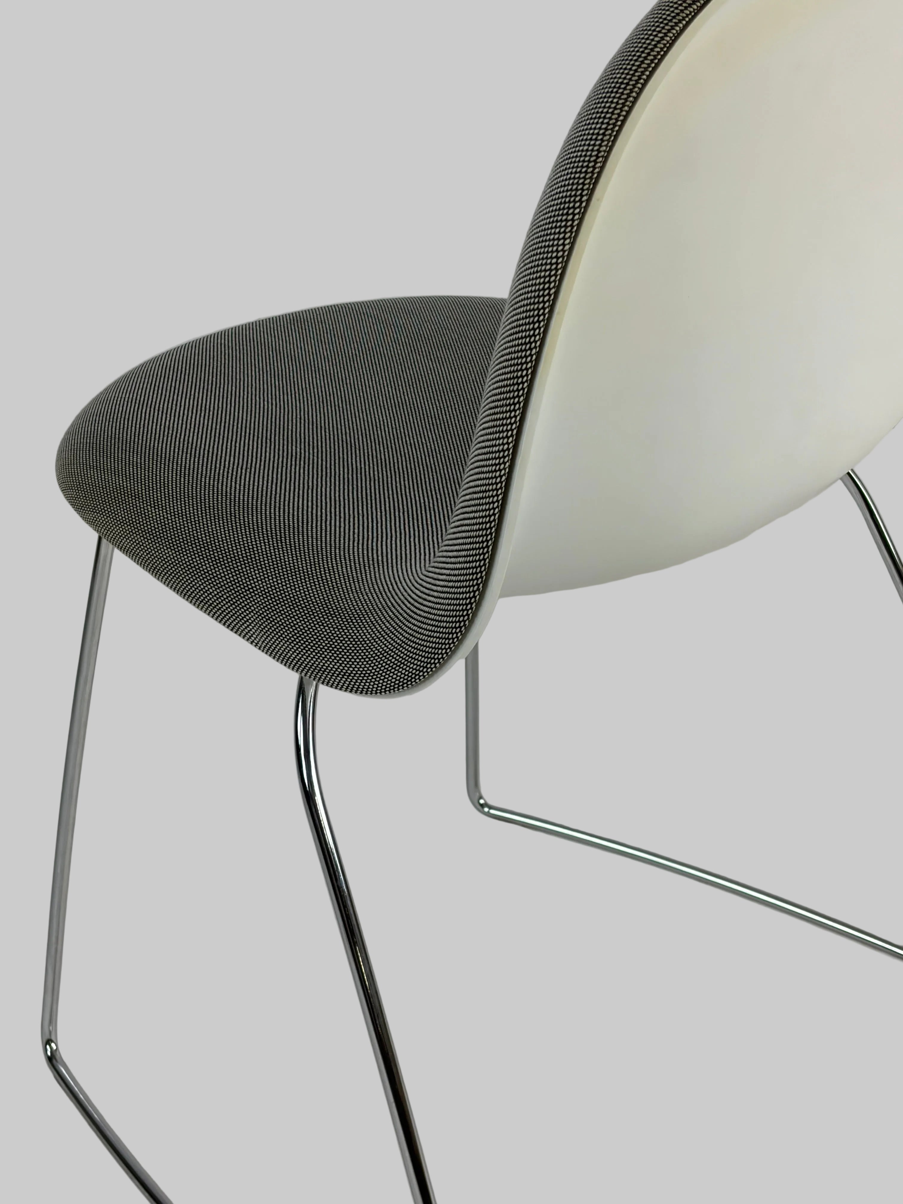GUBI 3D Dining Stol – Grå/Hvid m. Krom Stel