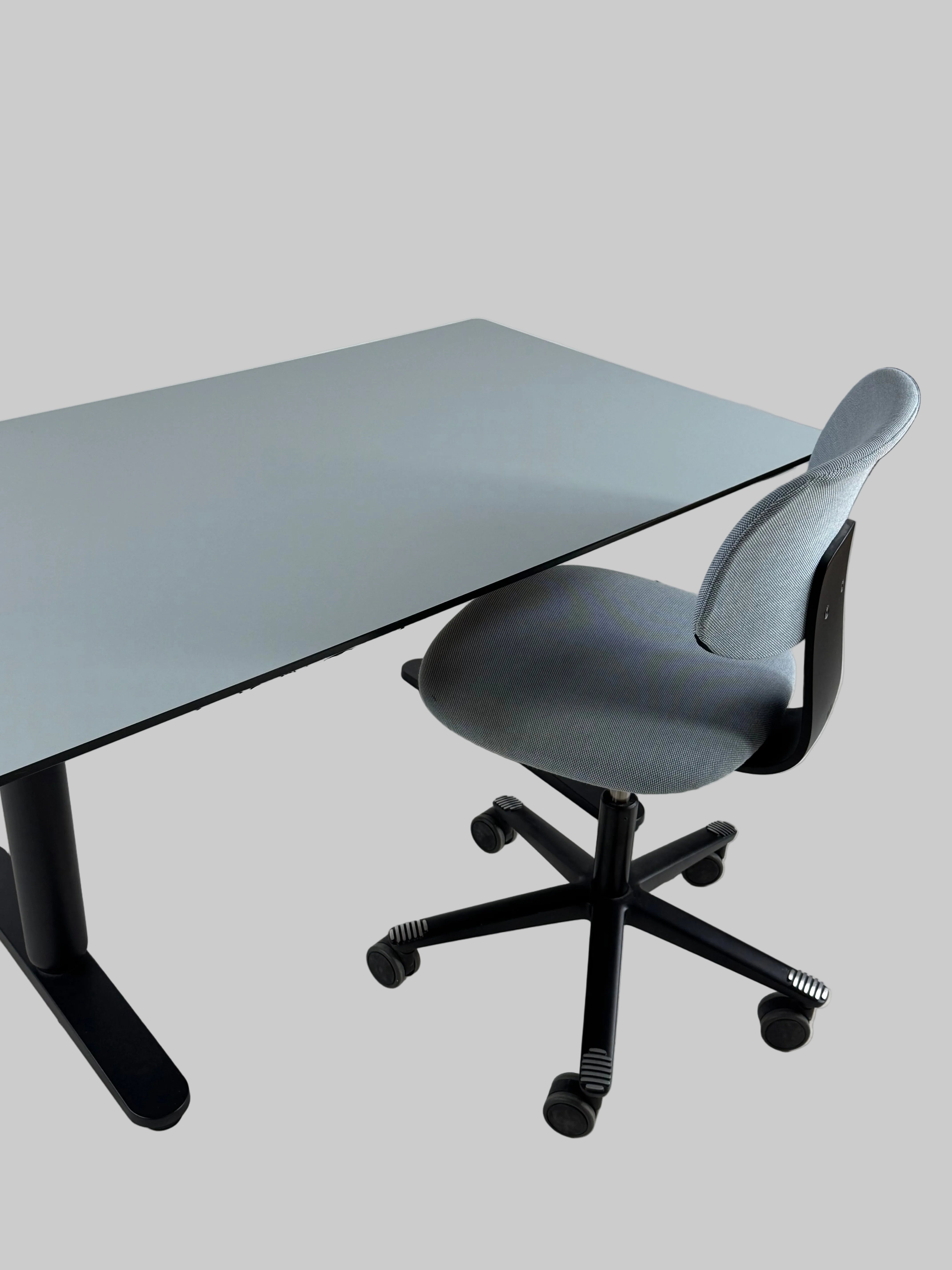 Håg Tion Stol + IKEA BEKANT Hæve/sænkebord – Lyseblå/Sort
