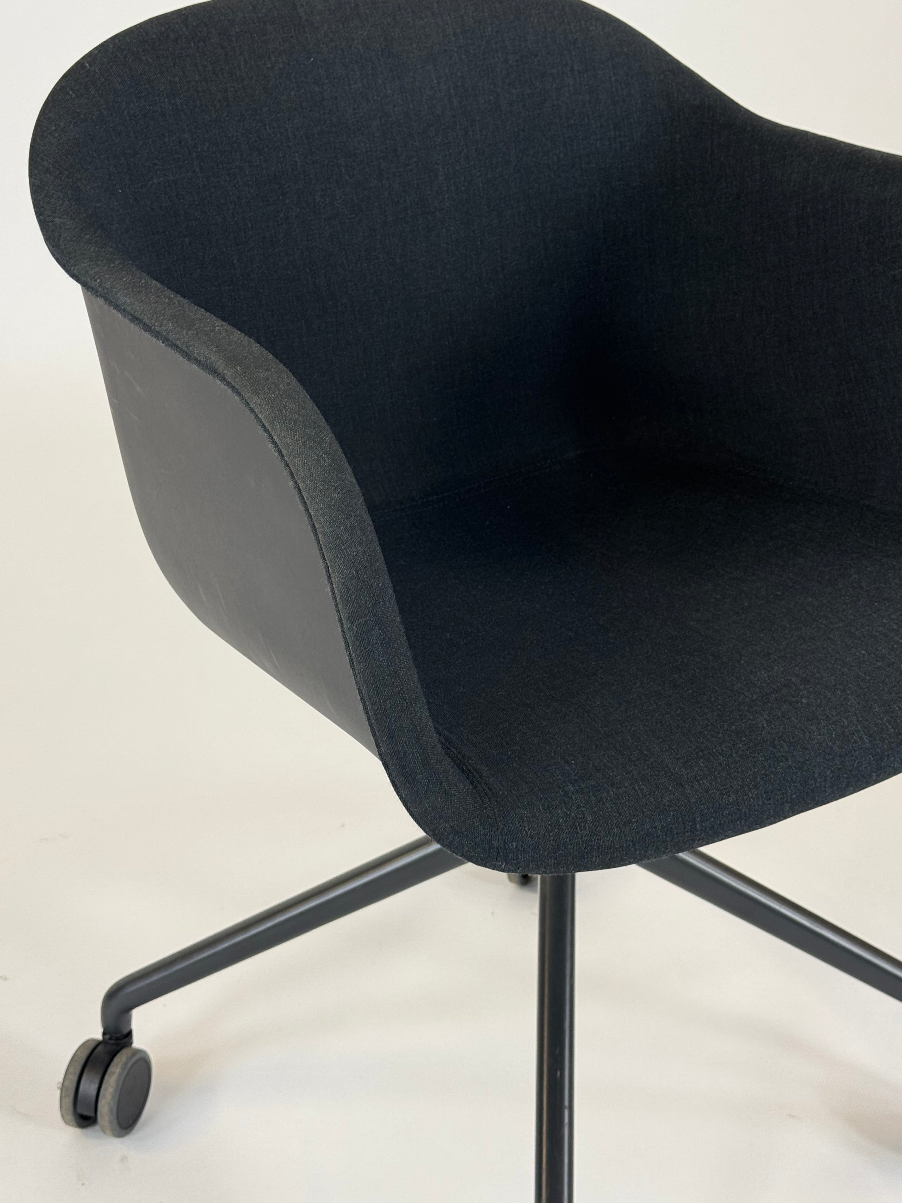 Muuto Fiber Armchair m. Hjul - Sort