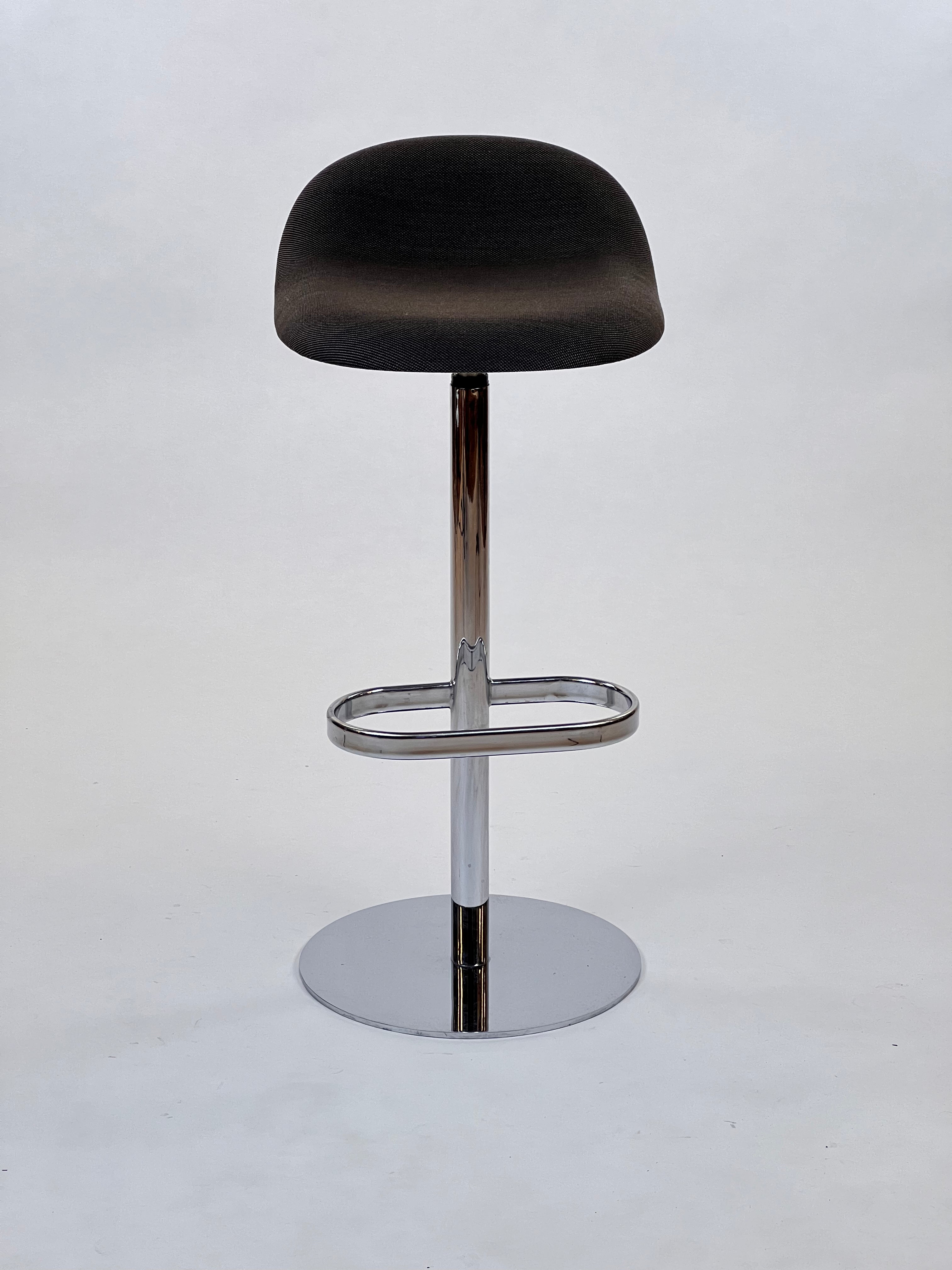 GUBI | 3D Bar Stool - Swivel Base - Polstret