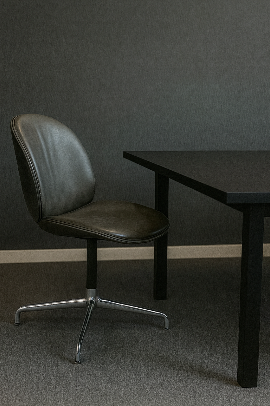 GUBI | Beetle Meeting Chair (Grå)