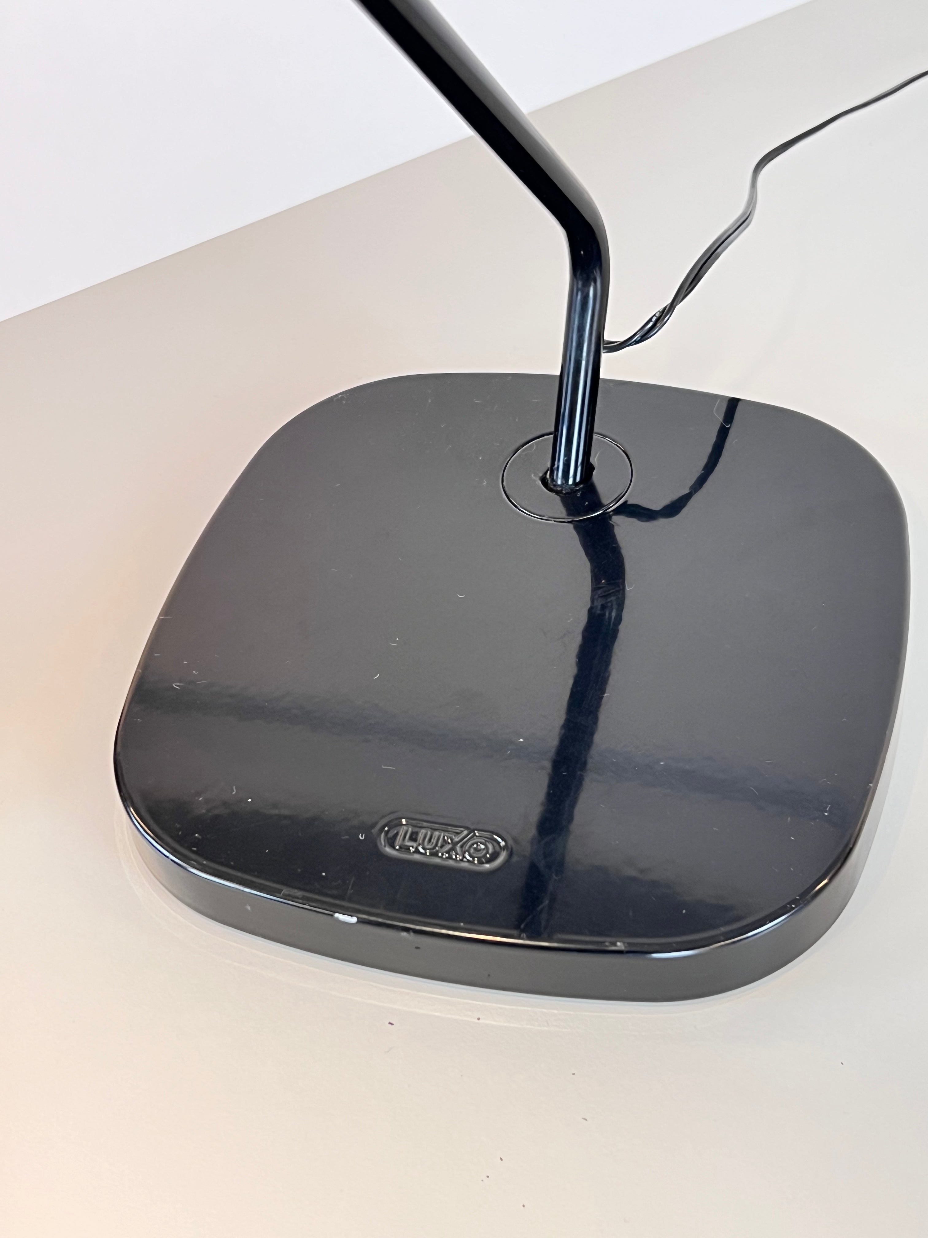 Luxo Trace bordlampe med USB lader i sort - Fabriksny