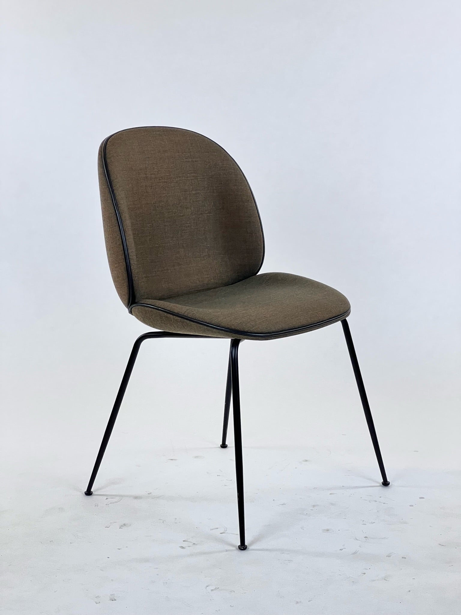 Gubi - Beetle Chair Conic Base | Fuldpolstret