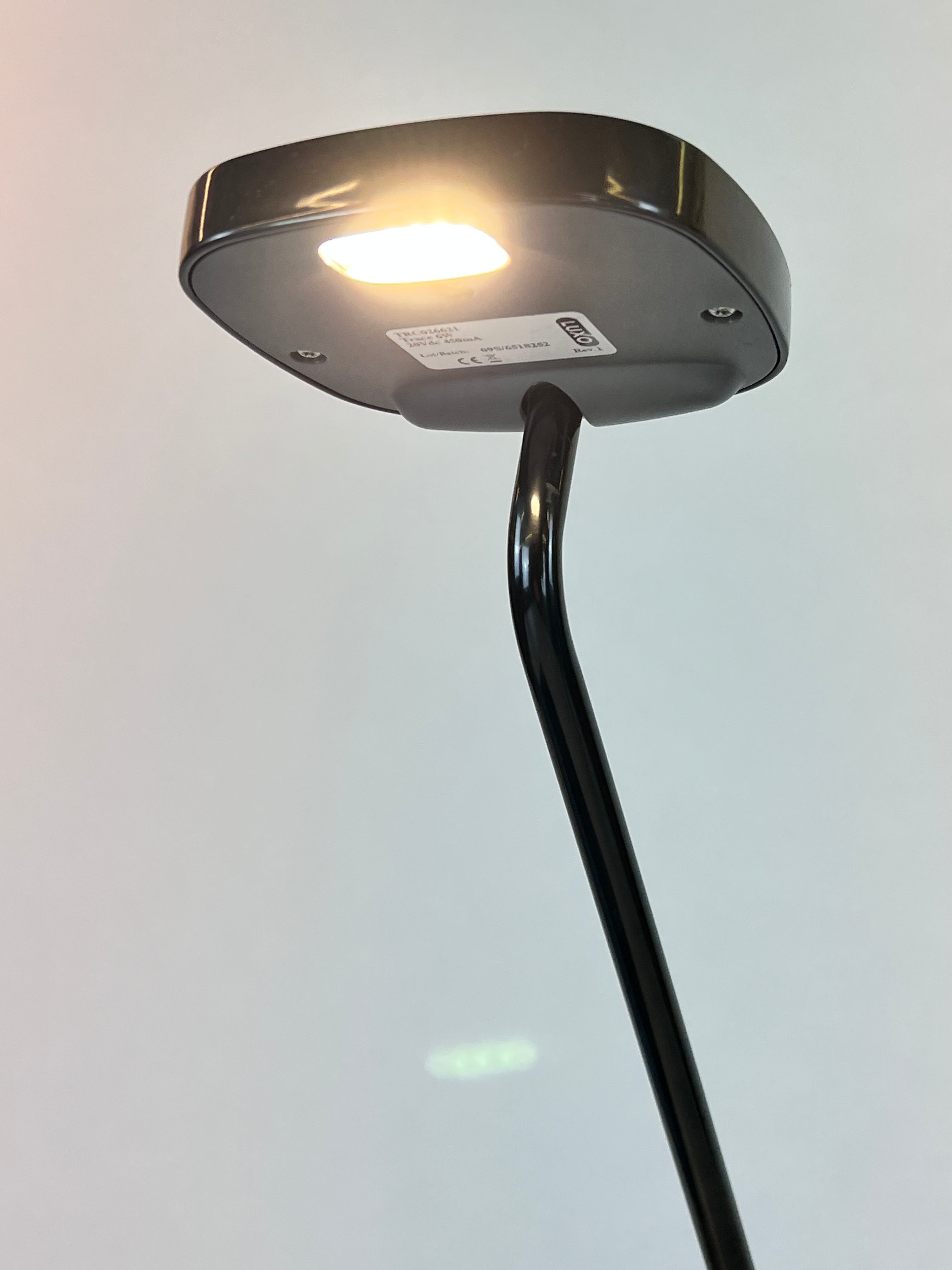 Luxo Trace bordlampe med USB lader i sort - Fabriksny