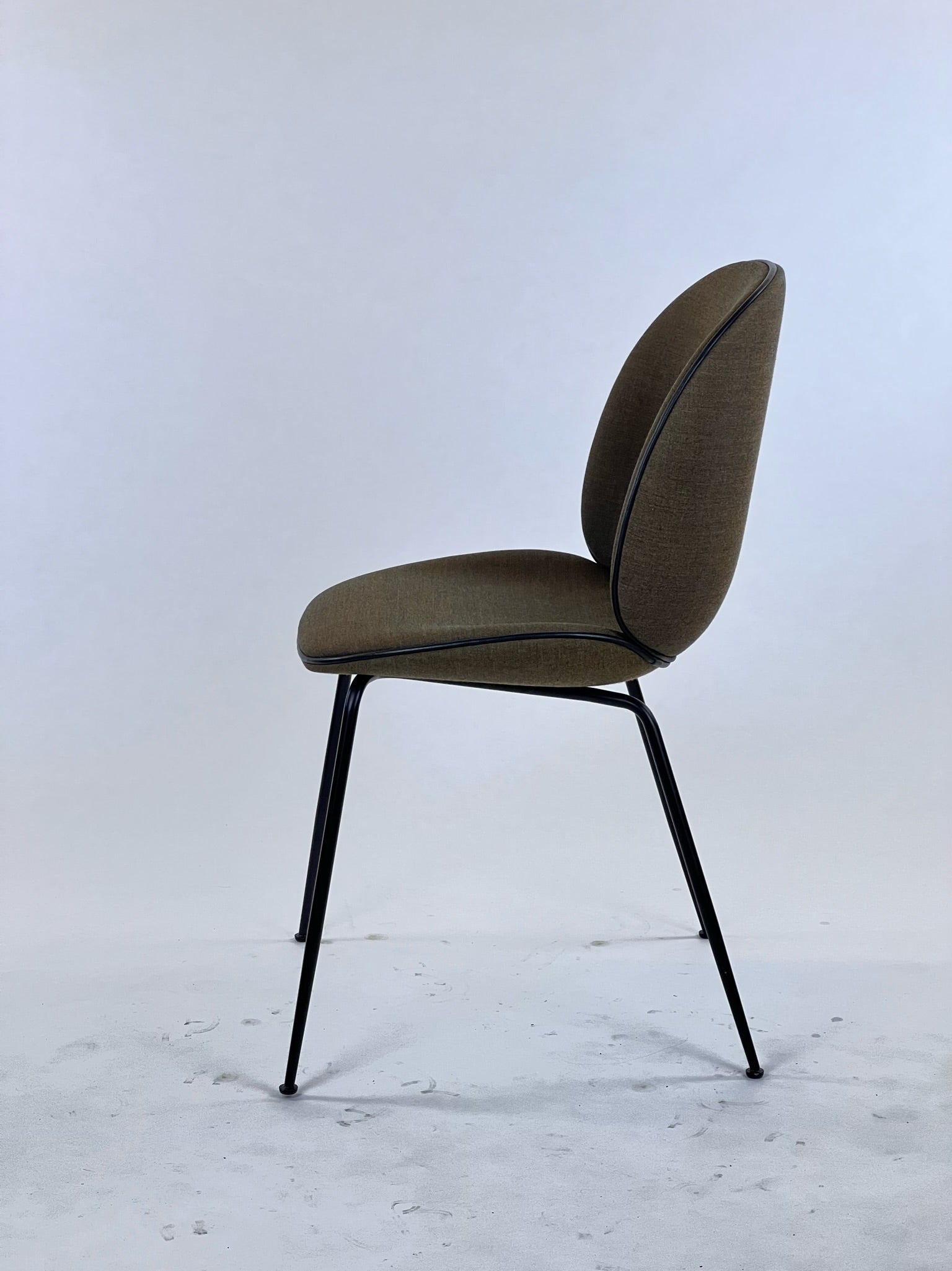 GUBI | Beetle Chair Conic Base | Fuldpolstret