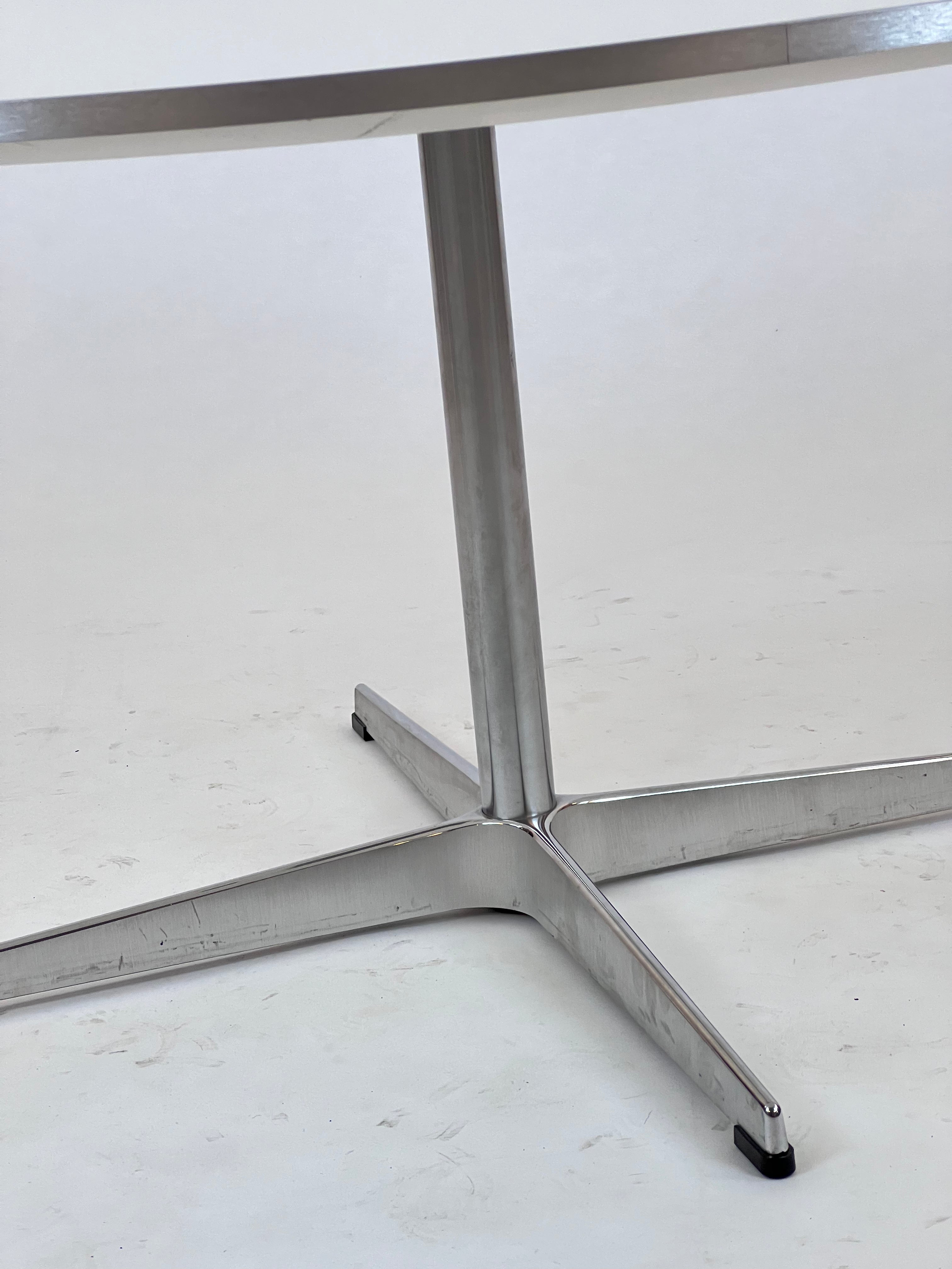 Arne Jacobsen sofabord med hvid laminat med metal kant Ø: 90 cm