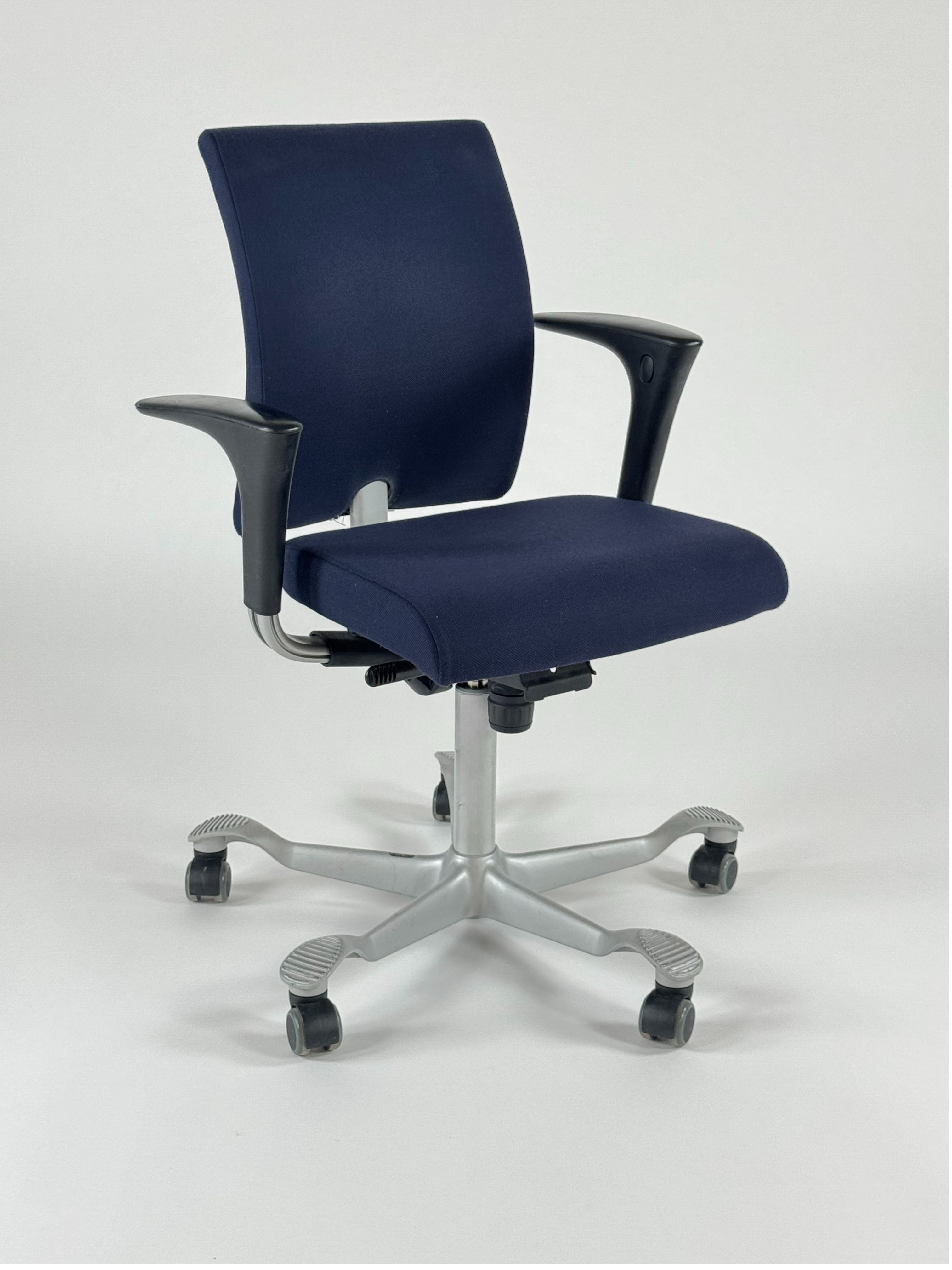 HÅG H04 4200 Kontorstol – Mørkeblå/Sort Stel m. Armlæn 200mm