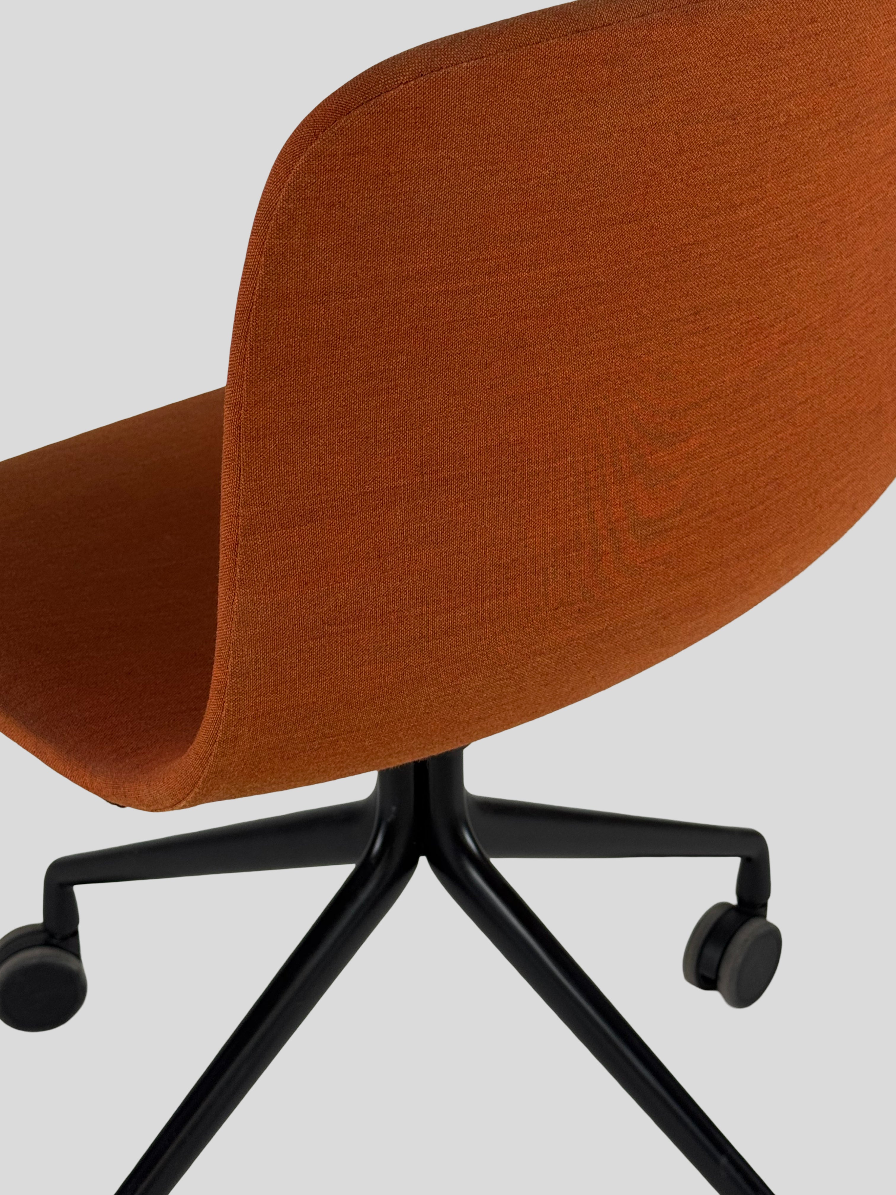HAY AAC15 Stol - Orange/Sort Stel