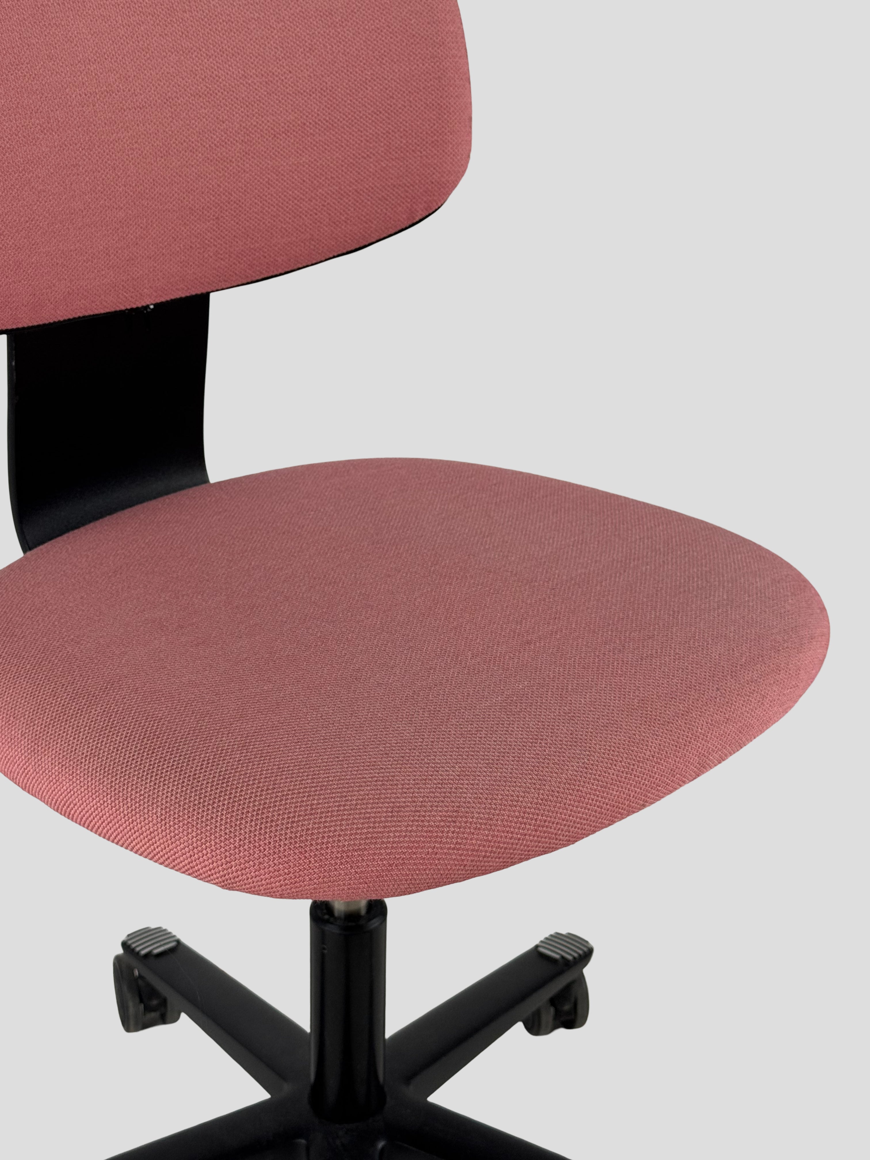 Håg Tion Stol + IKEA BEKANT Hæve/sænkebord – Lyserød/Sort