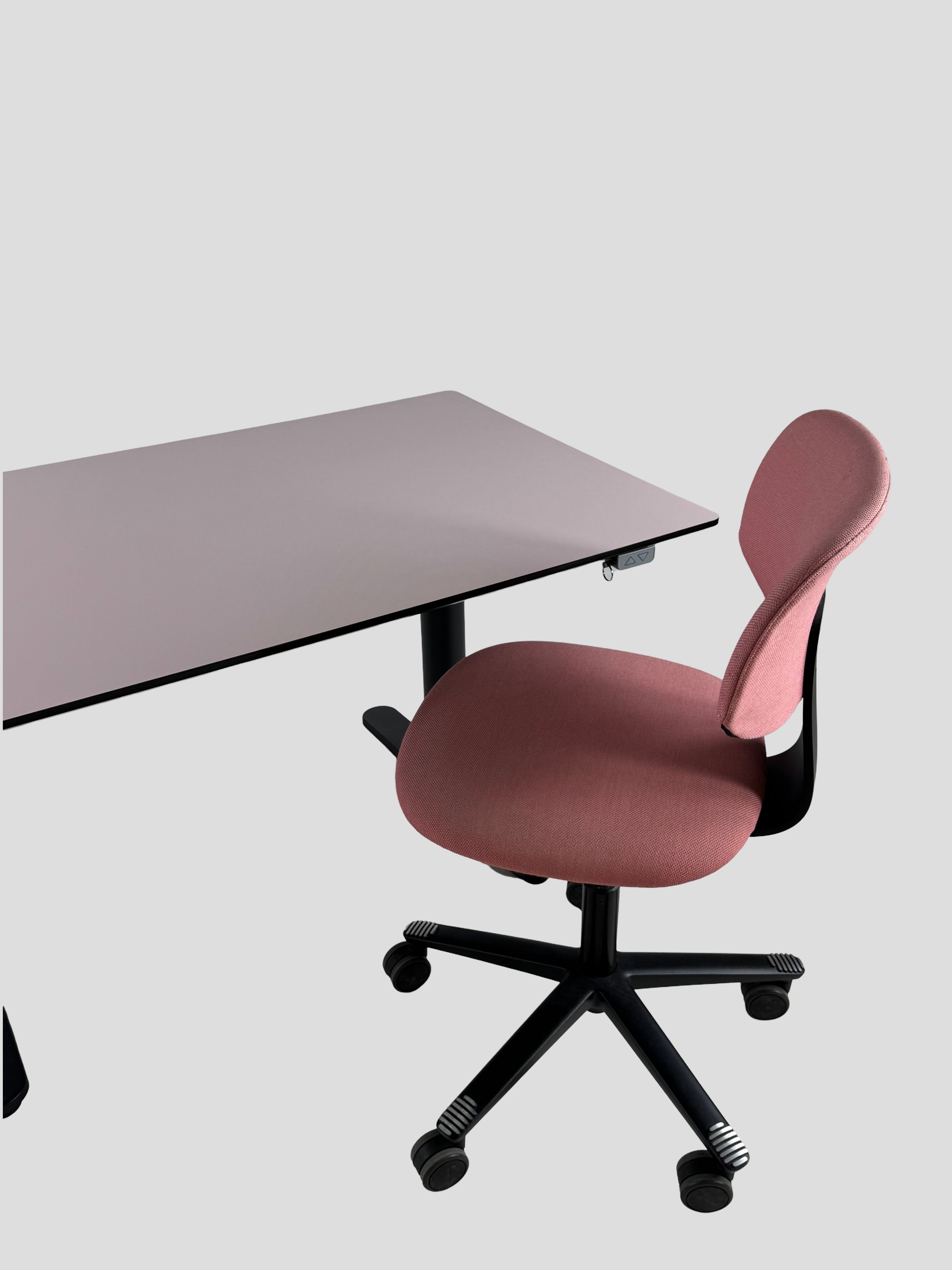 Håg Tion Stol + IKEA BEKANT Hæve/sænkebord – Lyserød/Sort