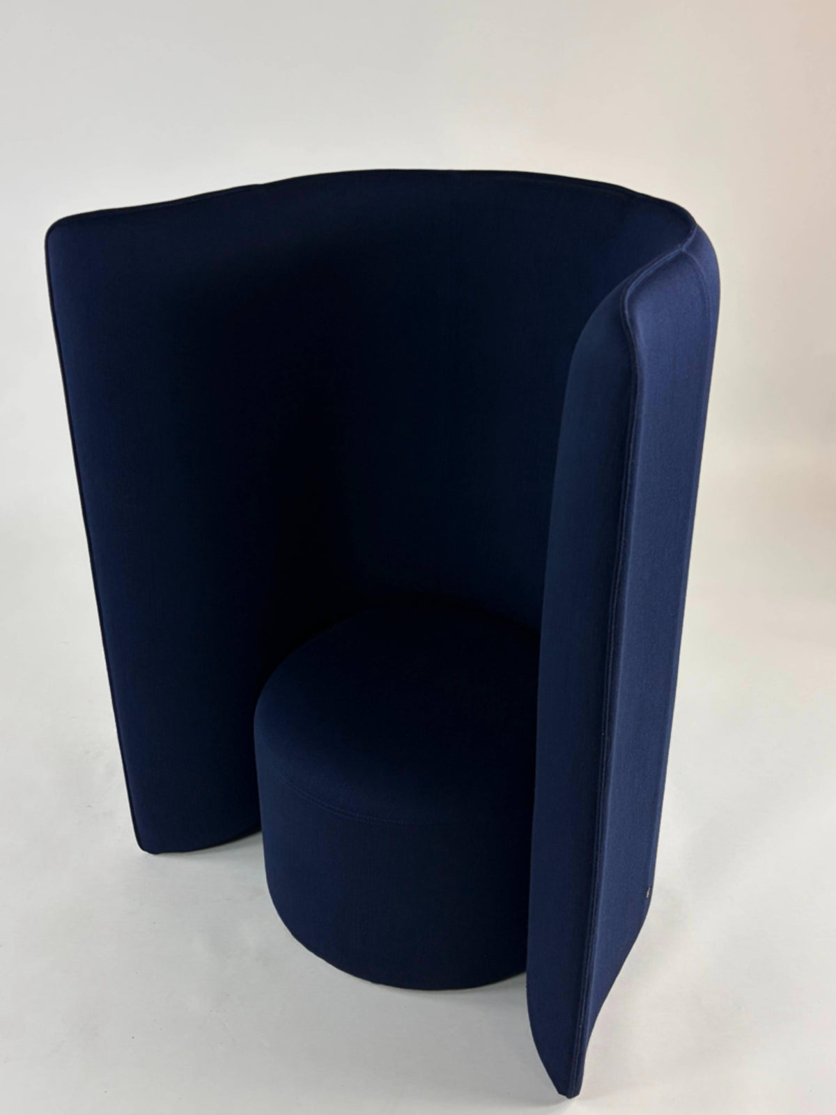 +Halle Proto High Back Out Loungestol – Navy