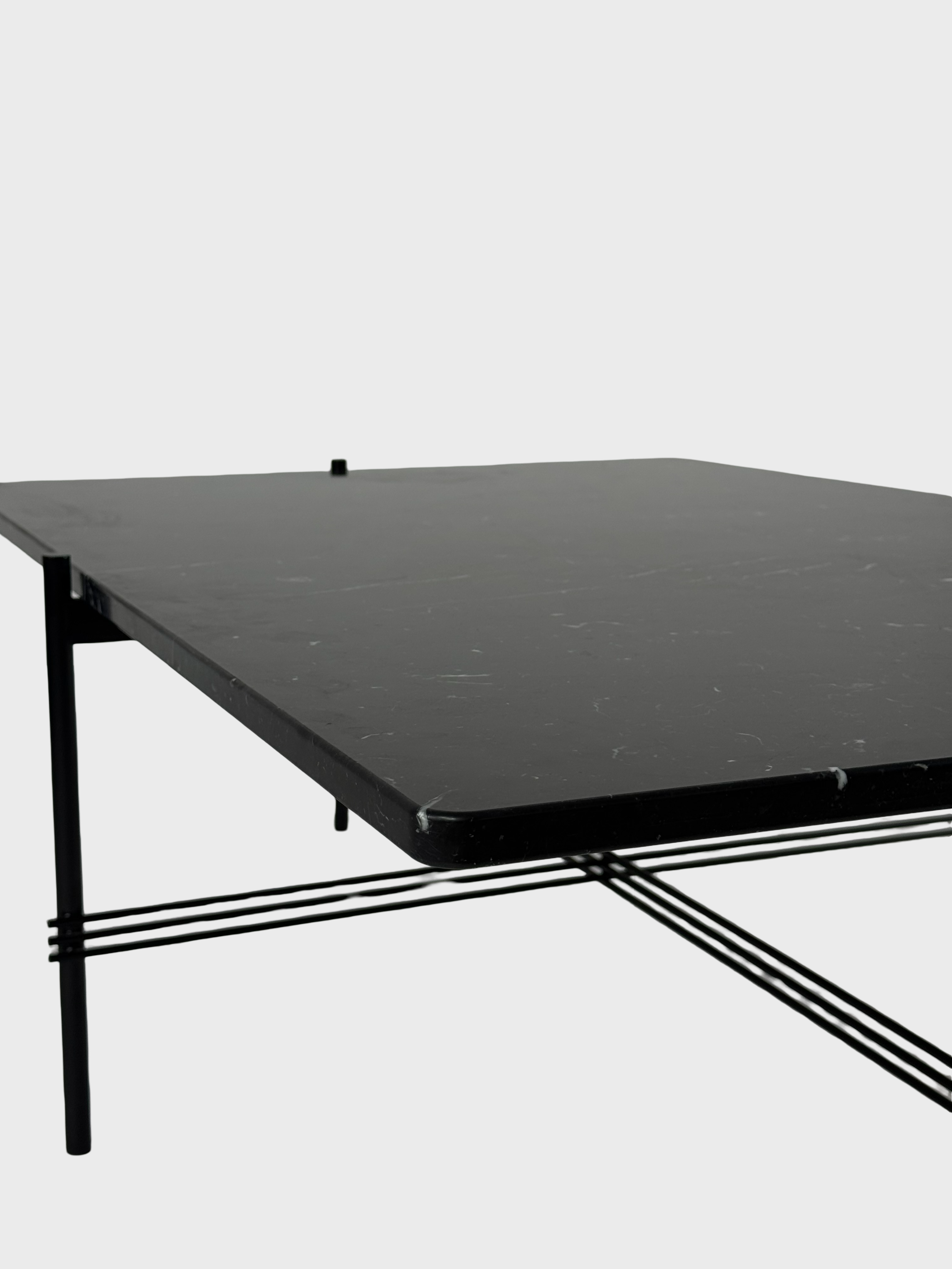 GUBI TS Coffee Table – Sort Marmor