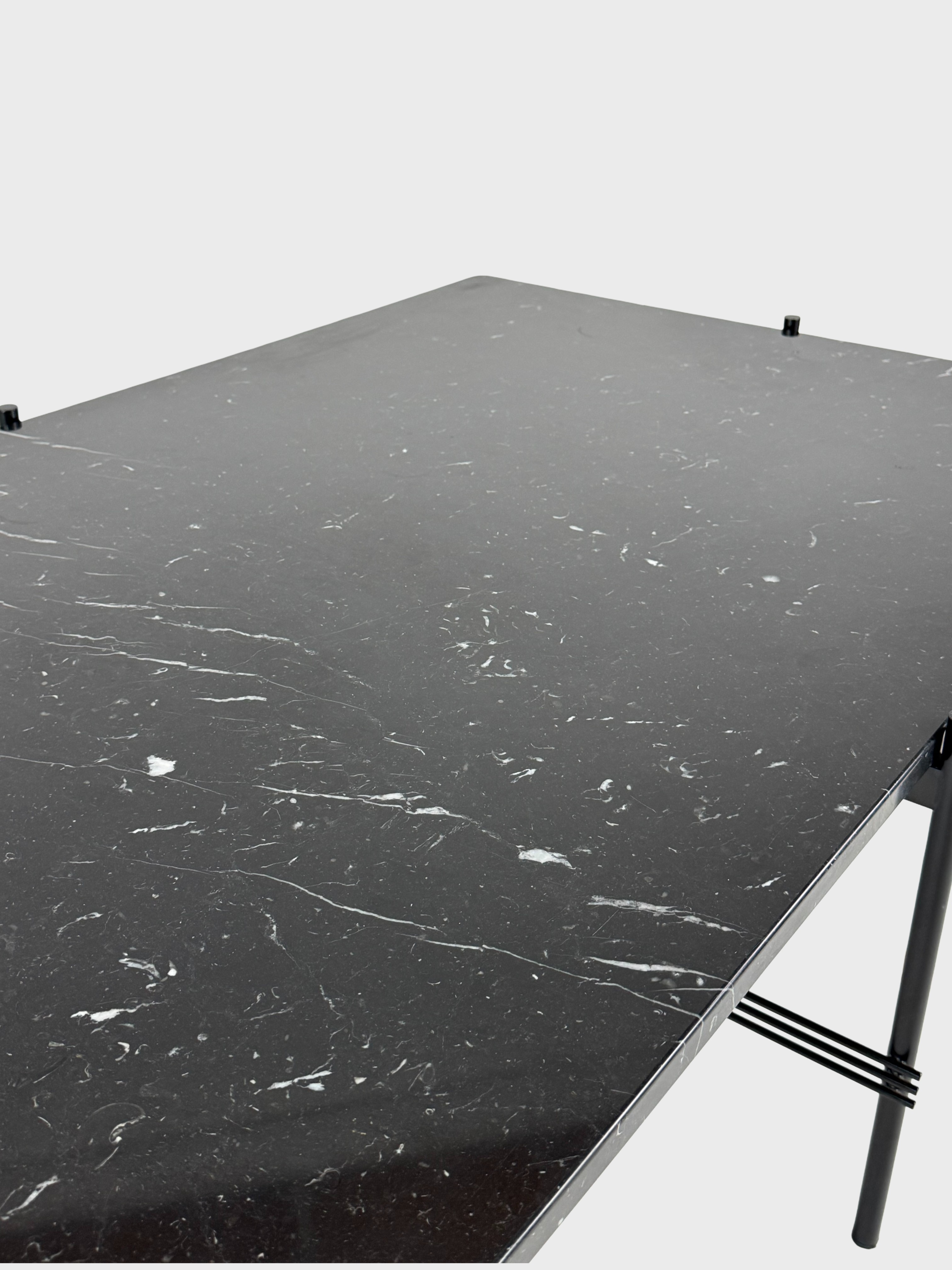 GUBI TS Coffee Table – Sort Marmor