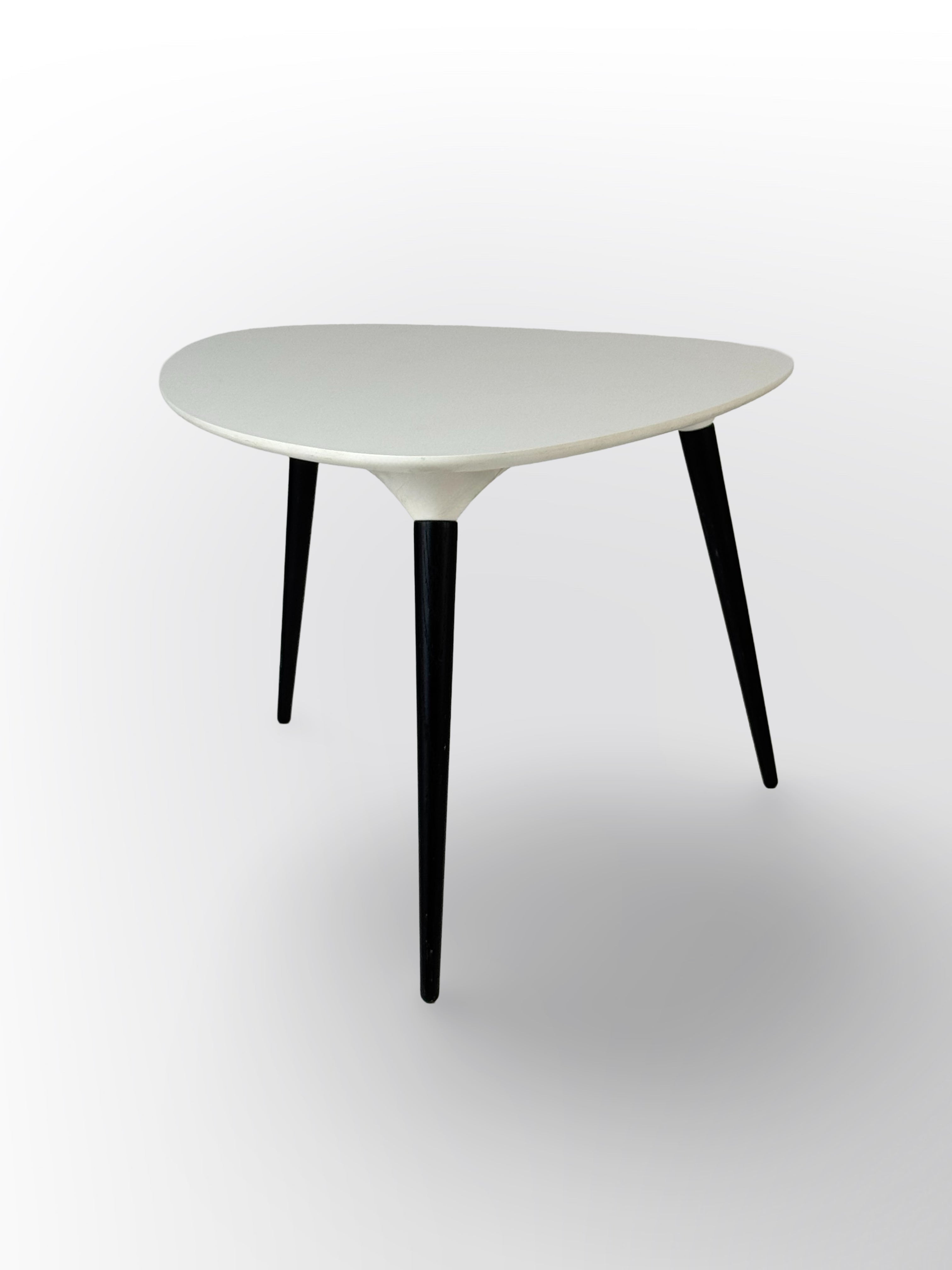 Fredericia Furniture Icicle Sofabord – Hvid/Sort Stel